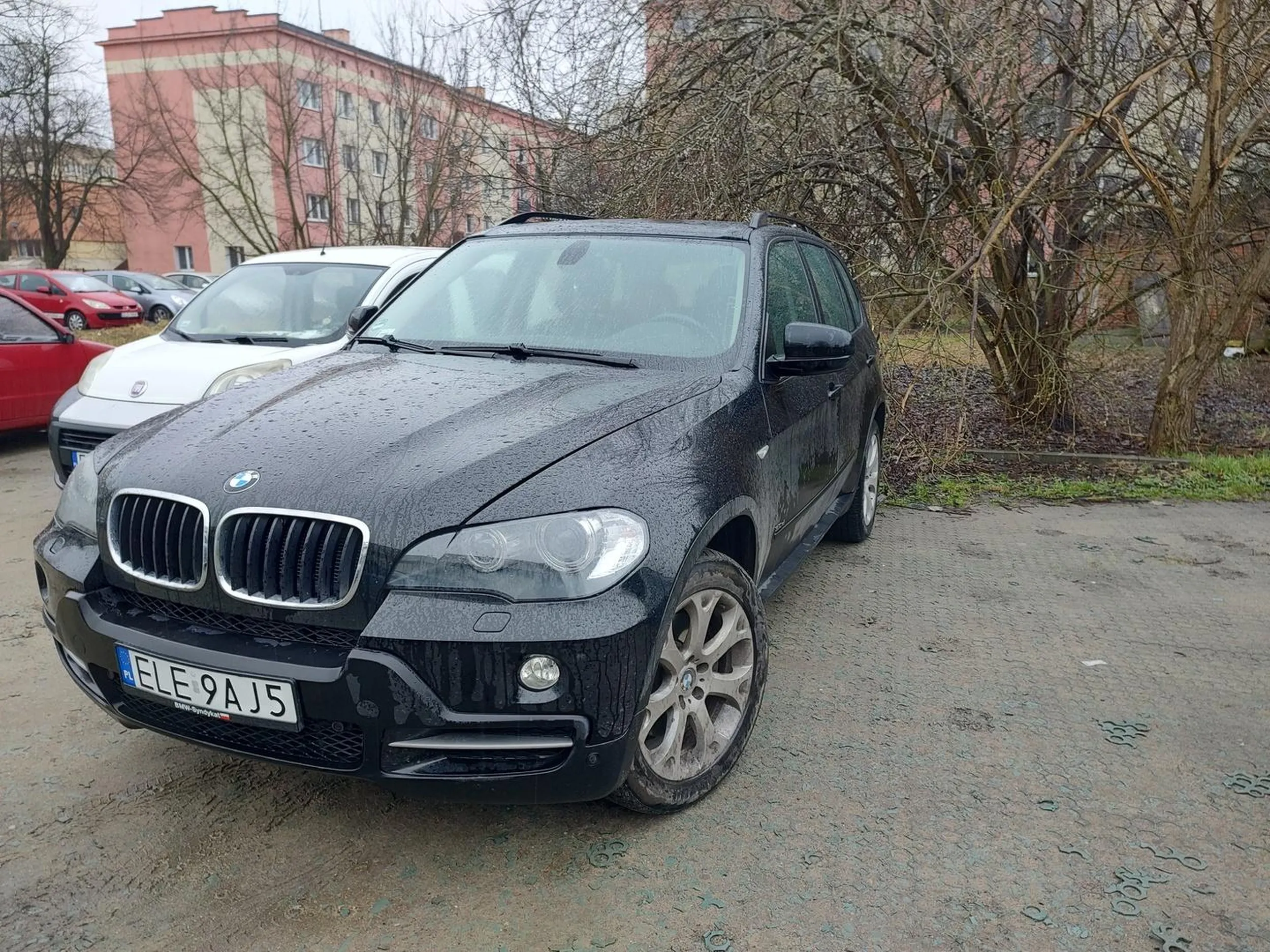 Kto ci dał prawo jazdy kretynko? Ludzie zwrócili ci uwagę, że zastawiłaś inne auto, mimo że miałaś ogrom miejsc wolnych do parkowania, a ty poszłaś na zakupy. Dno!