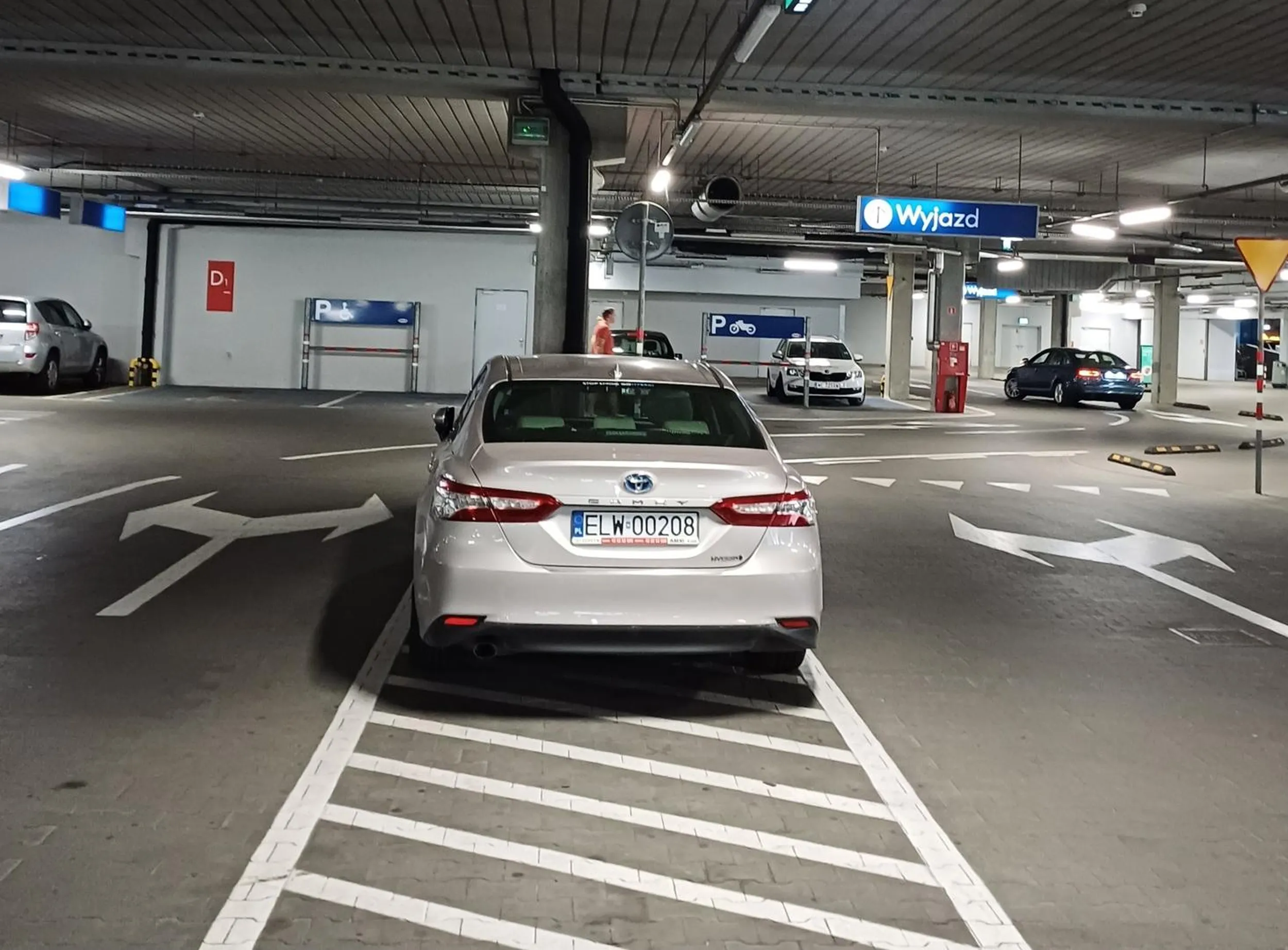 Miejsca parkingowe są ale widać ołowiana leniwa dupa musi stać bliski.