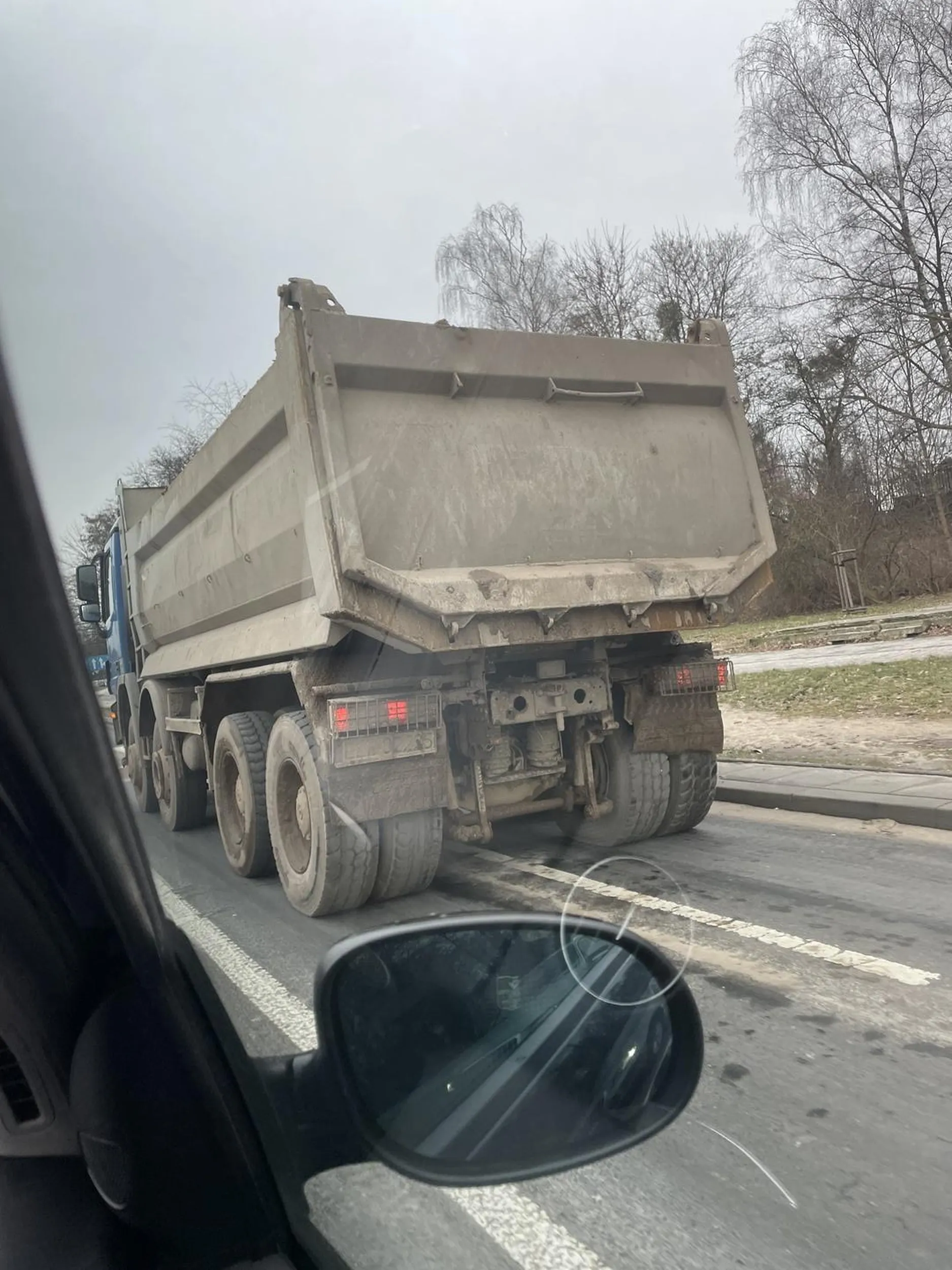 Przepierdziela się przez pasy przez środek skrzyżowania, zastawia wszystkie przejazdy, i to jeszcze na czerwonym. W dodatku jedzie na totalnym flaku i rejestracja jest widoczna z 2m max.