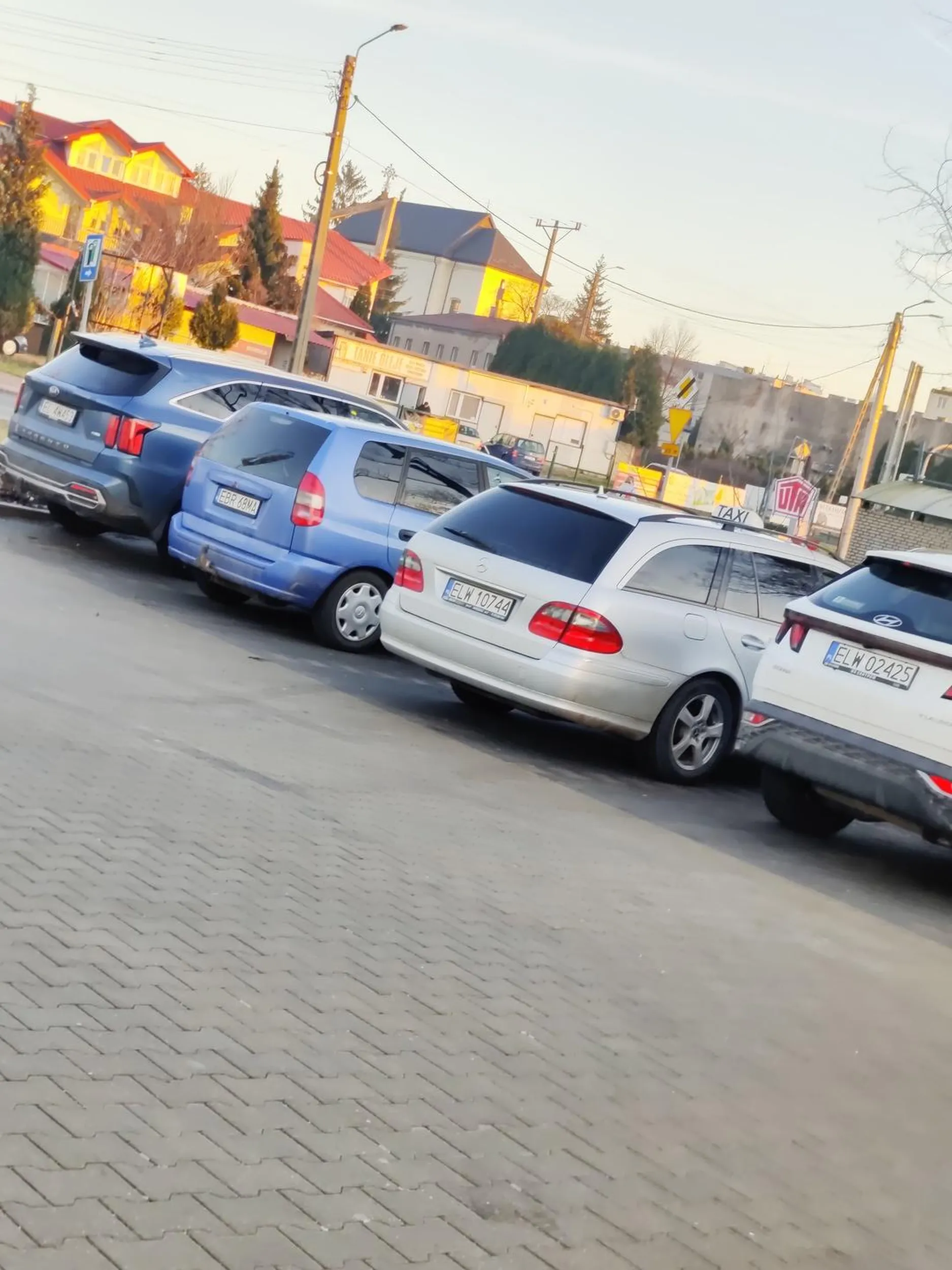 Kierowca tej taksówki Mercedesa jest idiotą nie mającym żadnej kultury jazdy Zajeżdża innym miejsca parkingowe