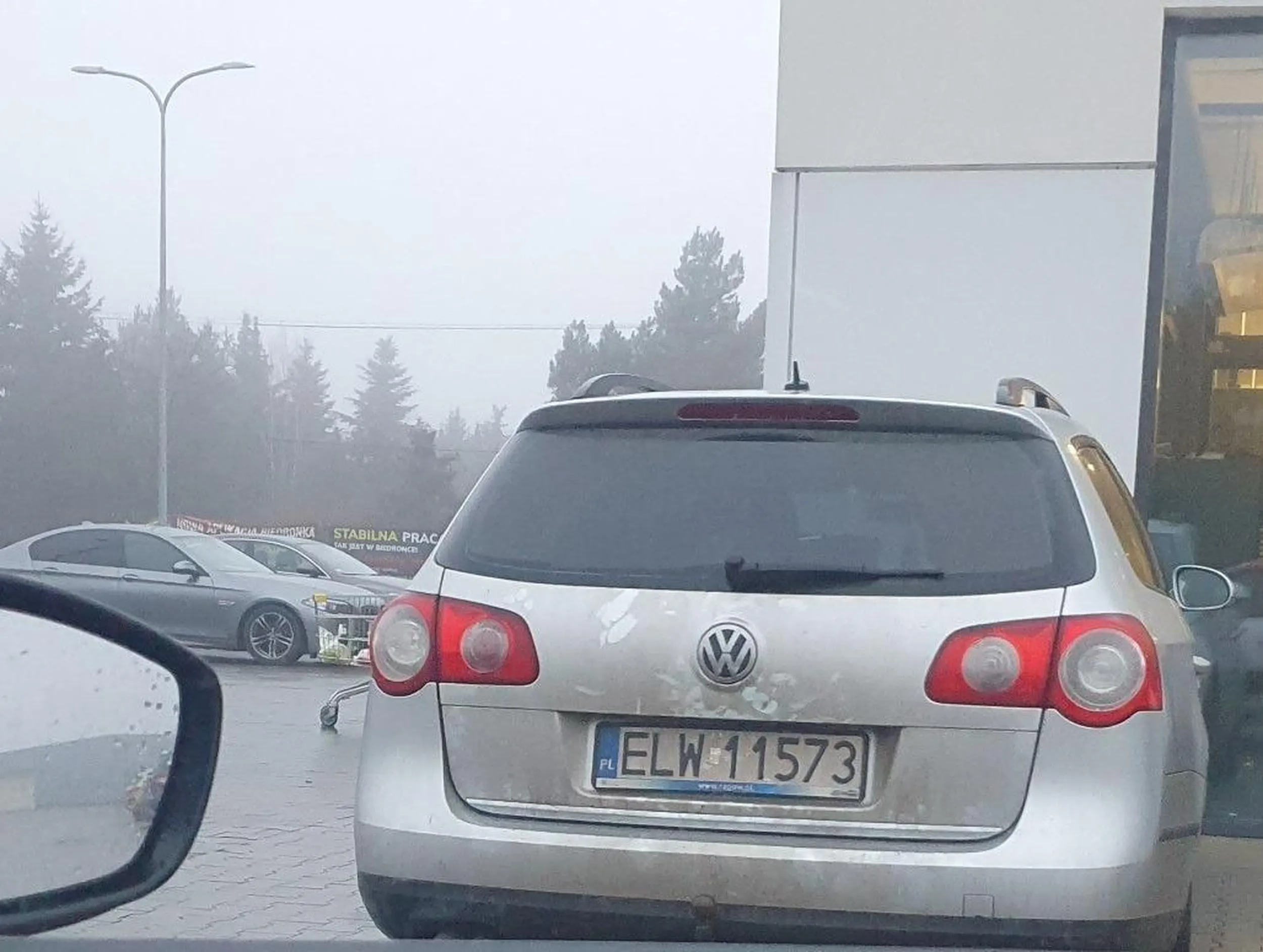 Champions staje we wejściu do biedronki i kopie rowery obcym ludziom.