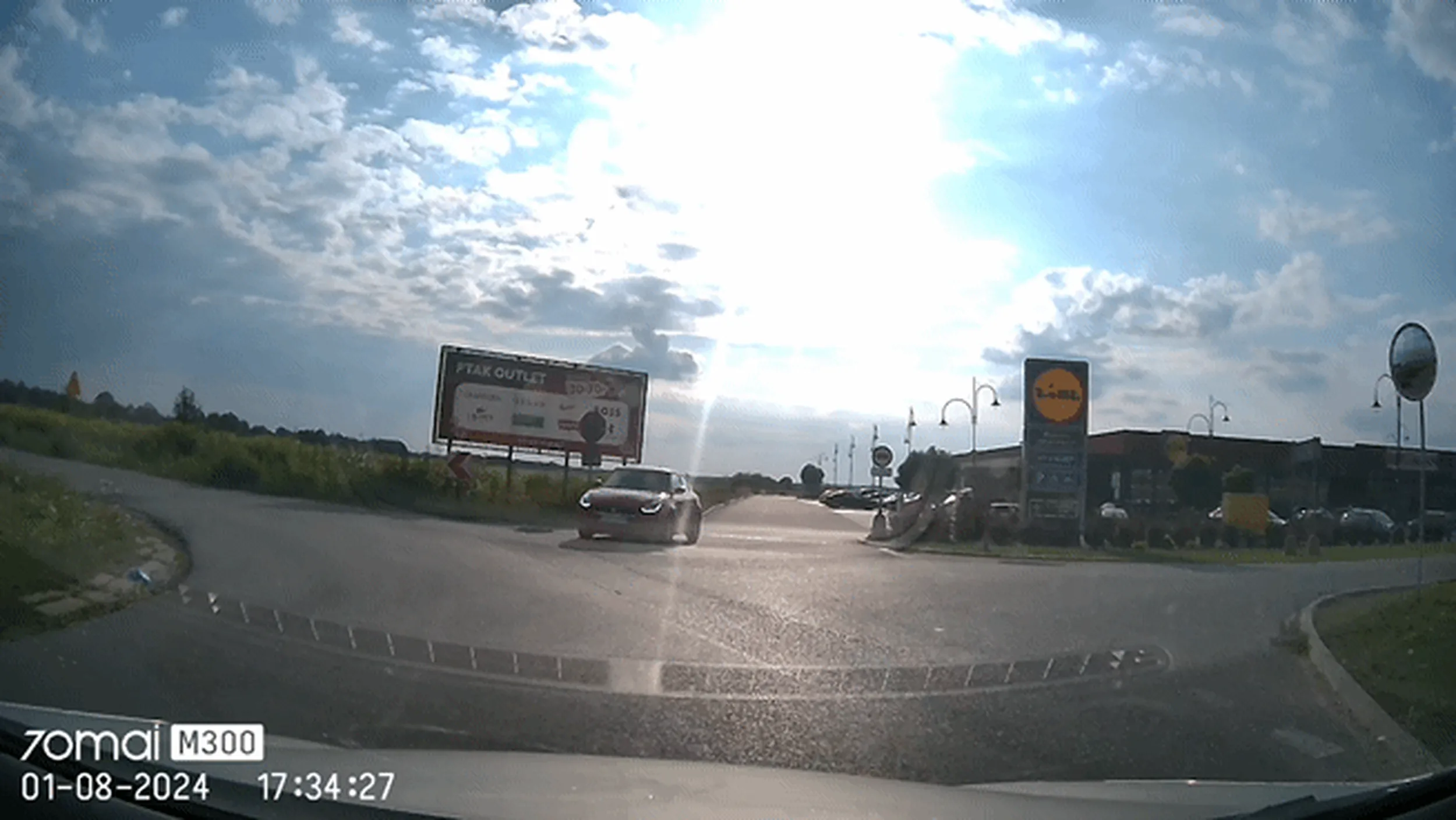 Damula nie umie jeździć. Nie patrzy na znaki (może ich nie rozumie). Wymusza pierwszeństwo przejazdu pokazując jakieś plemienne gesty pukania w głowę itp.