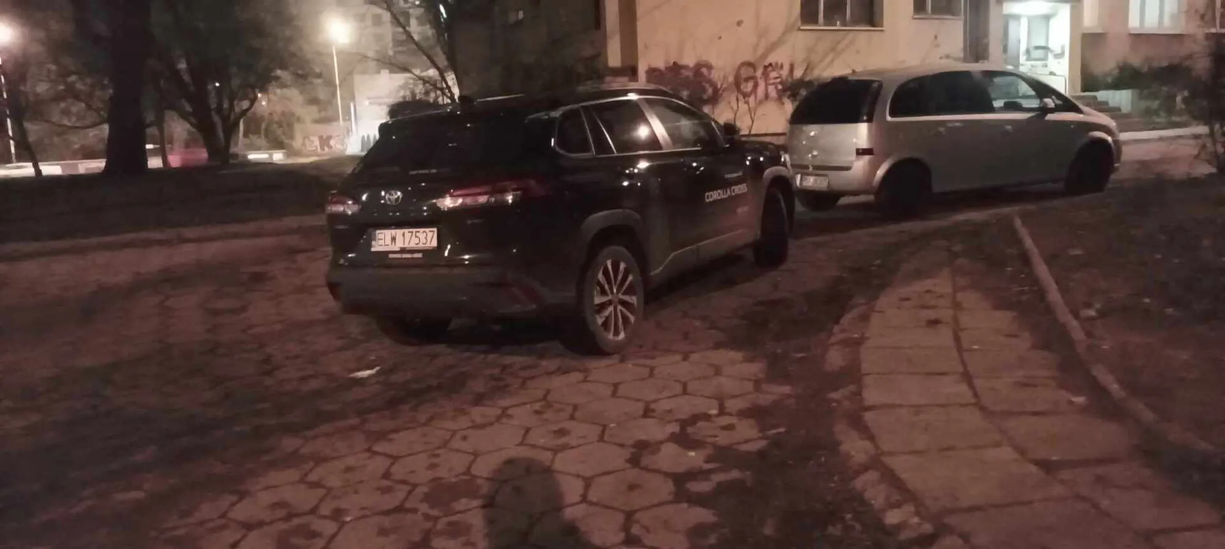 STOI JAK KRETYN NA SIRODKU SKRZYŻOWANIA WSIOK PRZYJECHAŁ DO MIASTA