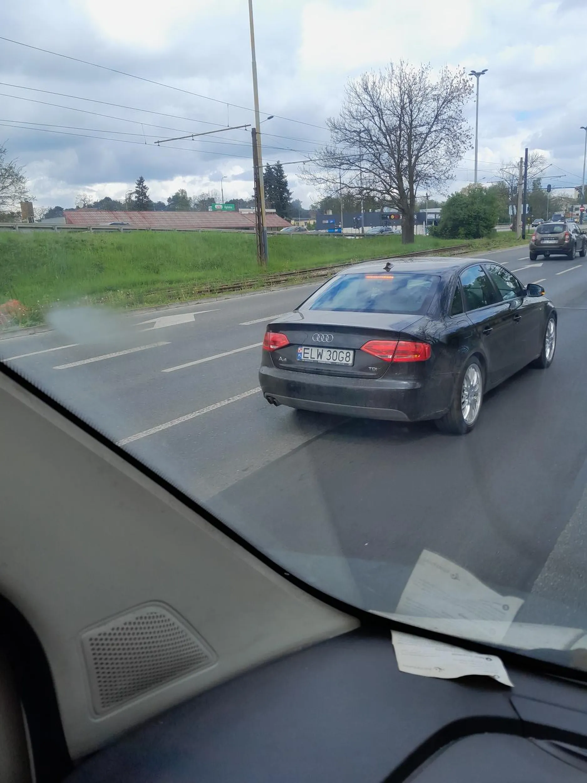 Konfident, nagrywa  filmiki i nosi na policję