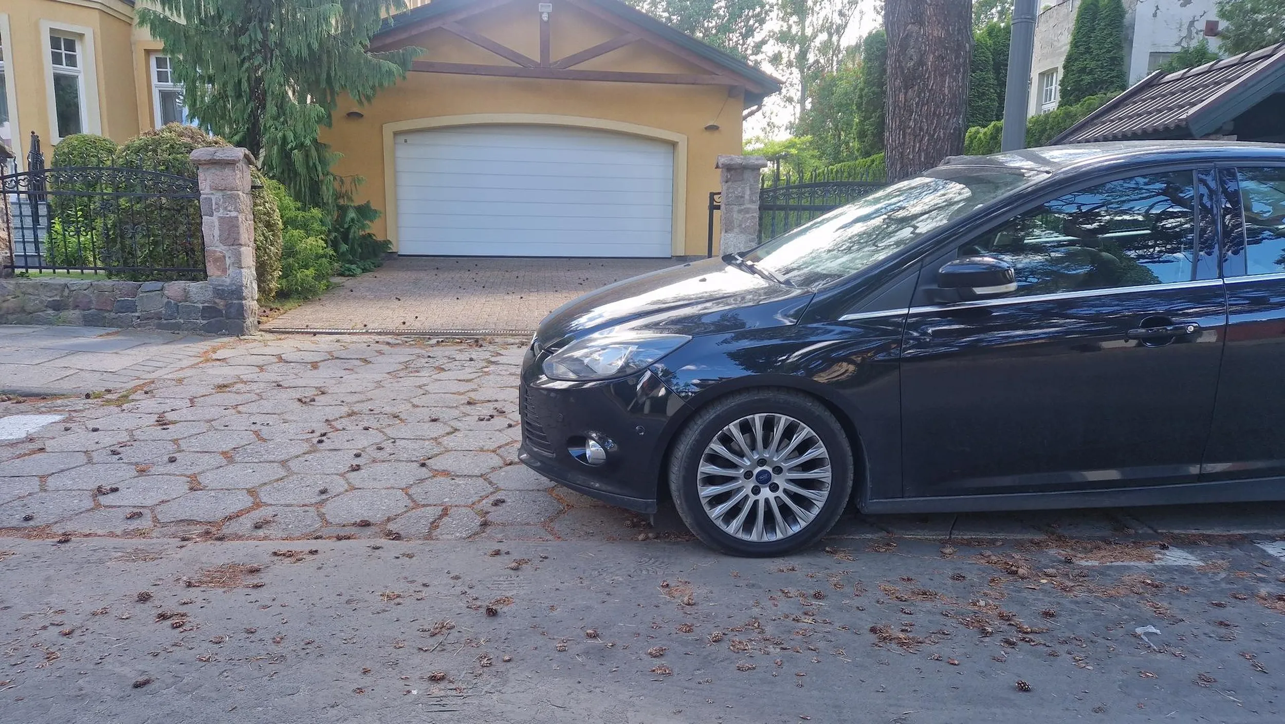 Niech kierowca nauczy się parkować w dozwolonych miejscach  a nie w bramie