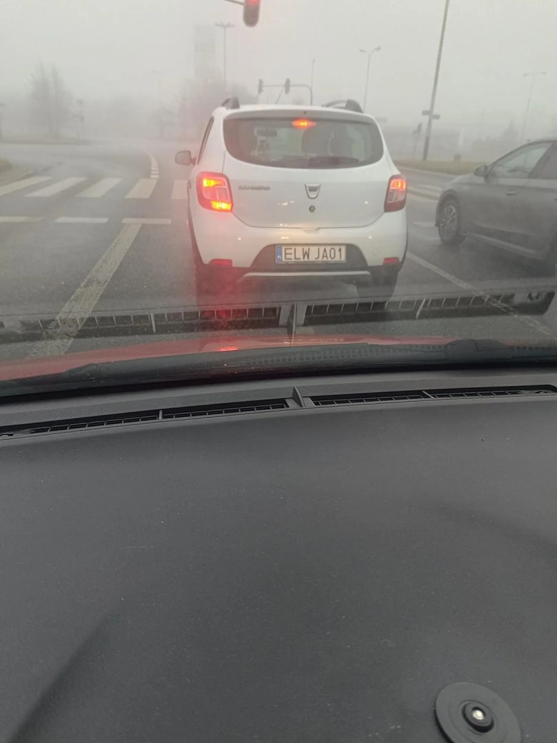 Jeździ po mieście na przeciwmgłowych. Kierujący pojazdem może używać tylnych świateł przeciwmgłowych, jeżeli zmniejszona przejrzystość powietrza ogranicza widoczność na odległość mniejszą niż 50 m. W razie poprawy widoczności kierujący pojazdem jest obowiązany niezwłocznie wyłączyć te światła