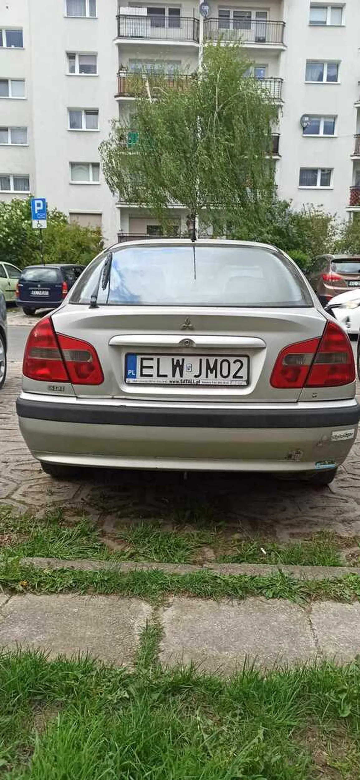 Gdzie stoi ten samochód, kierowca popełnił nim przestępstwo i uciekł z miejsca zdarzenia.