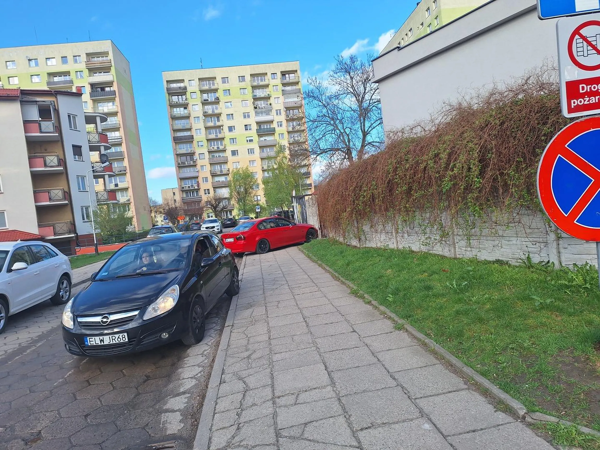 Zwykly burak stanął w brame facio na zakazie ze swoją laluna po zwróceniu grzecznie uwagi włączył awaryjne... magia telefonu podziałała i gdy chciałem zrobić zdjęcie zaczal odjeżdżać. Próbował napluc bez skutecznie na mnie ale widać cela ma takiego samego  jak wkłada do dziurki swojej dżoany.