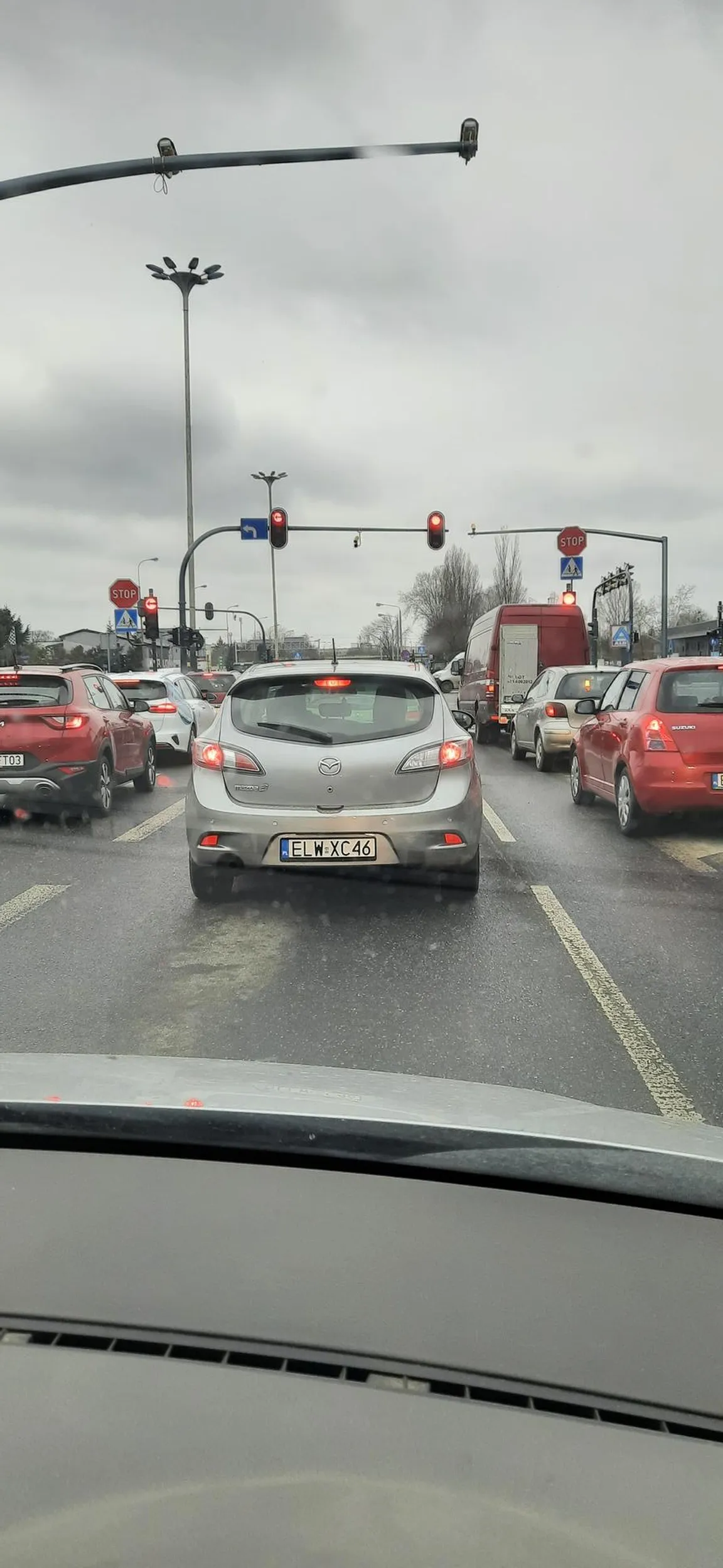 Bardzo się spieszy Panu w okularkach wciskając się przed ciężarówki... chyba na tamten świat