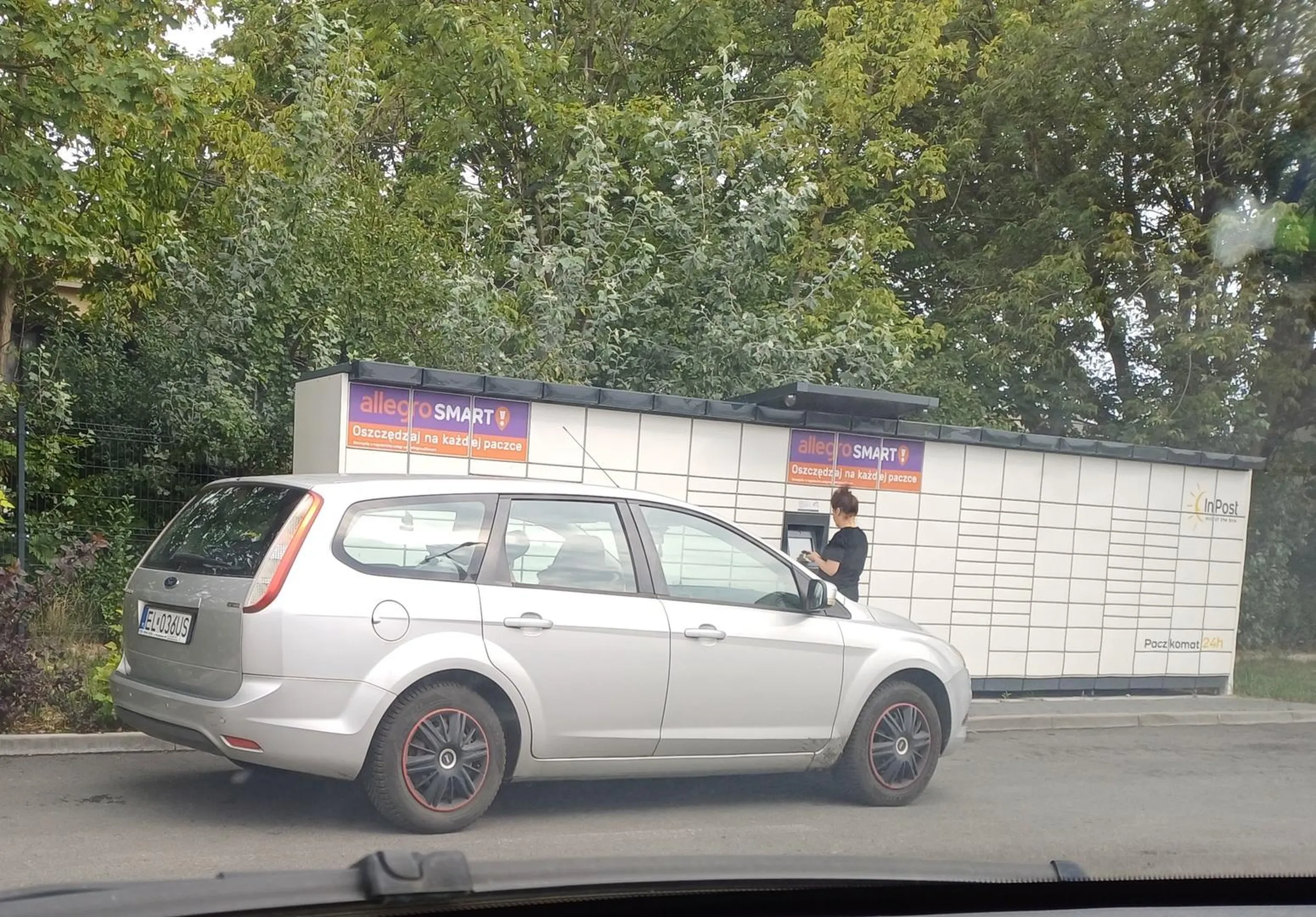 Kolejna gwiazda co potrzebuje paczkomatu drive thru.
