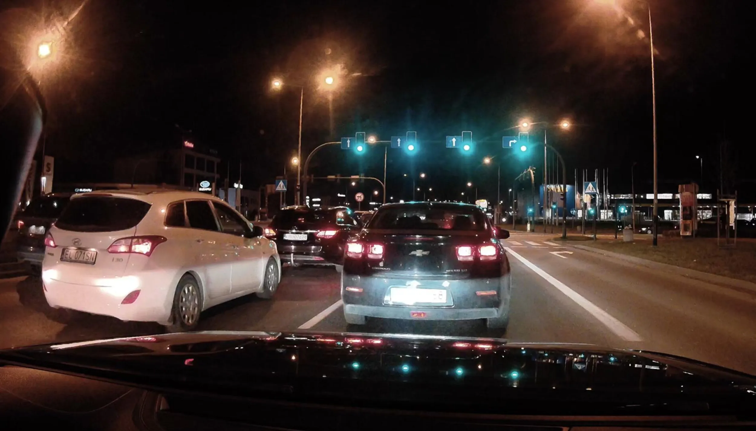 gamoń wymusza pierwszeństwo na Chevrolecie, wjeżdżając mu prosto przed maskę, żeby ominąć korek prawym pasem a potem wepchać się z niego na lewoskręt