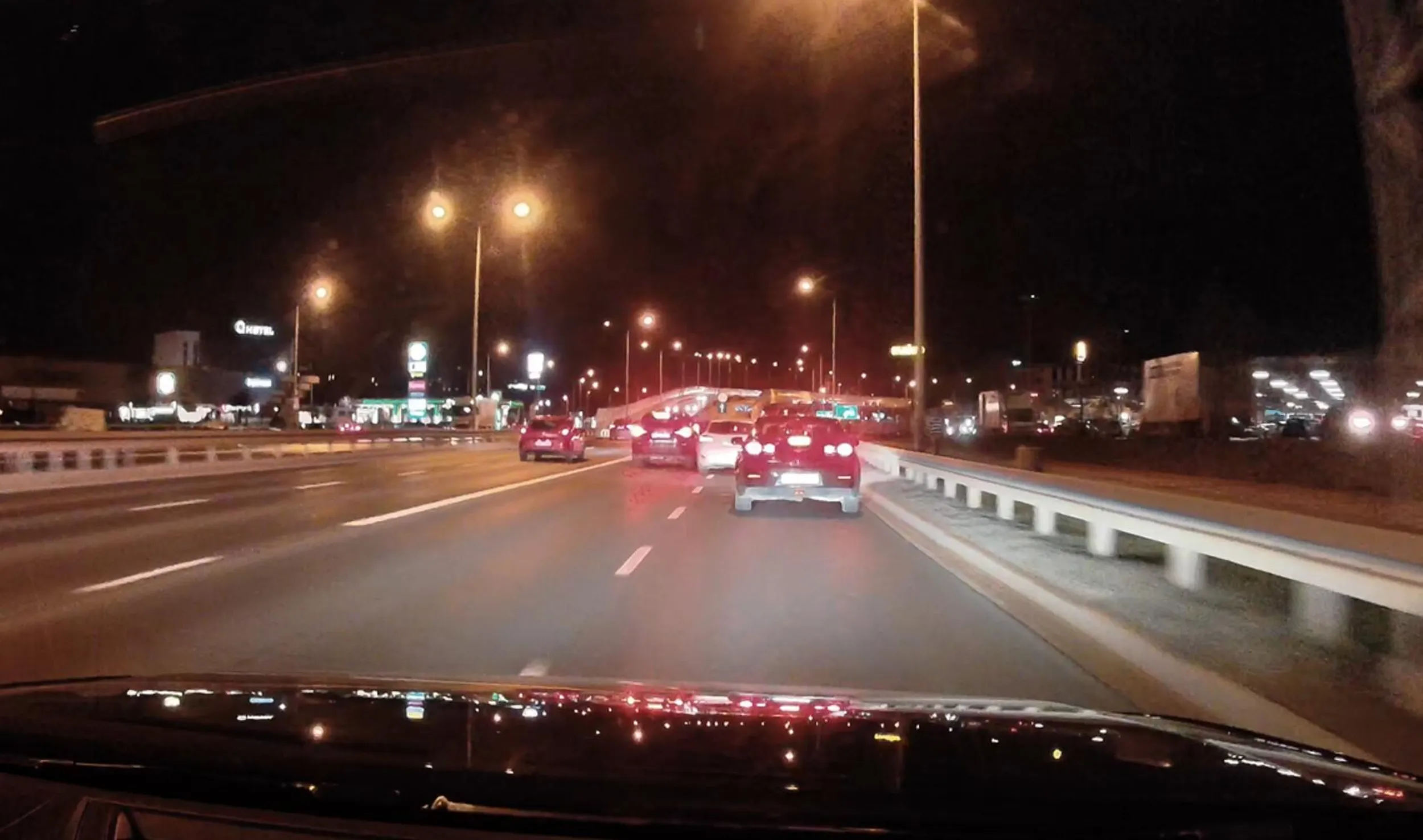 gamoń wymusza pierwszeństwo na Chevrolecie, wjeżdżając mu prosto przed maskę, żeby ominąć korek prawym pasem a potem wepchać się z niego na lewoskręt