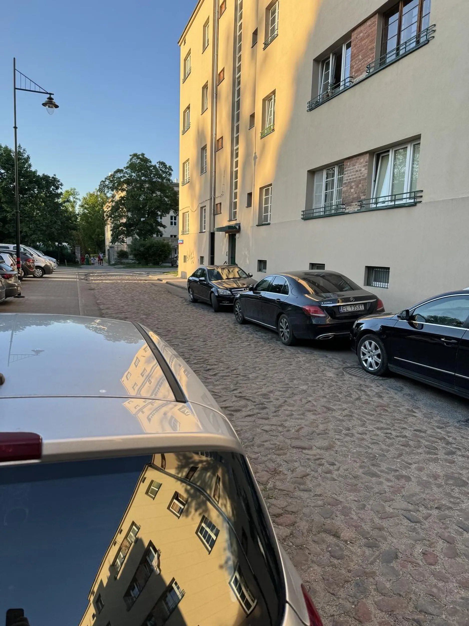 Byś się ćwoku nauczył parkować, a nie zostawiasz pół metra chodnika na osiedlu bo piłka ważniejsza. Obok parkingów od uja ale trzeba jak najbliżej.