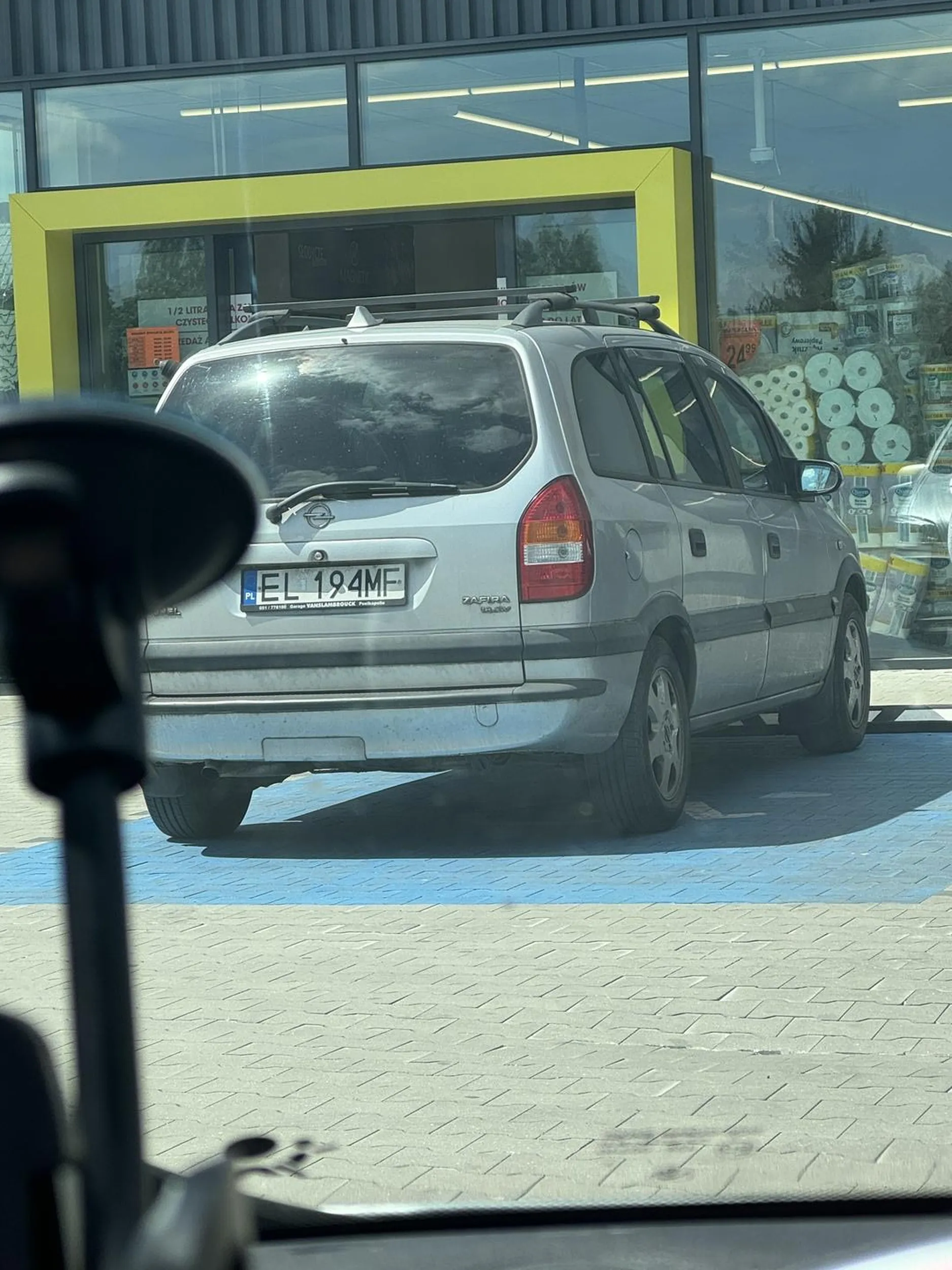 Typ staje na miejscu dla niepełnosprawnych nie pierwszy raz oczywiście bez karty, kiedy prosisz o odjechanie to on przecież może tutaj stać bo jest starszy