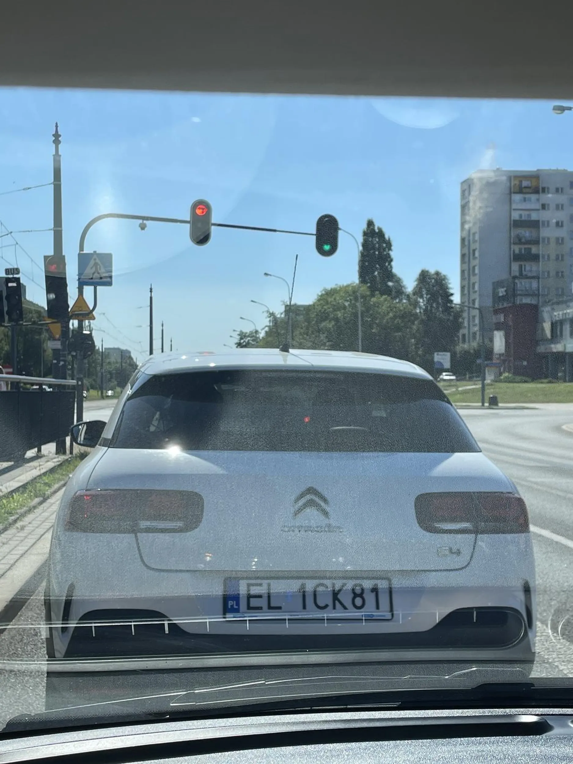 Zajeżdża drogę, jeździ slalomem najeżdżając również na kolejny pas, rozmawia przez telefon w trakcie jazdy. Święta krowa