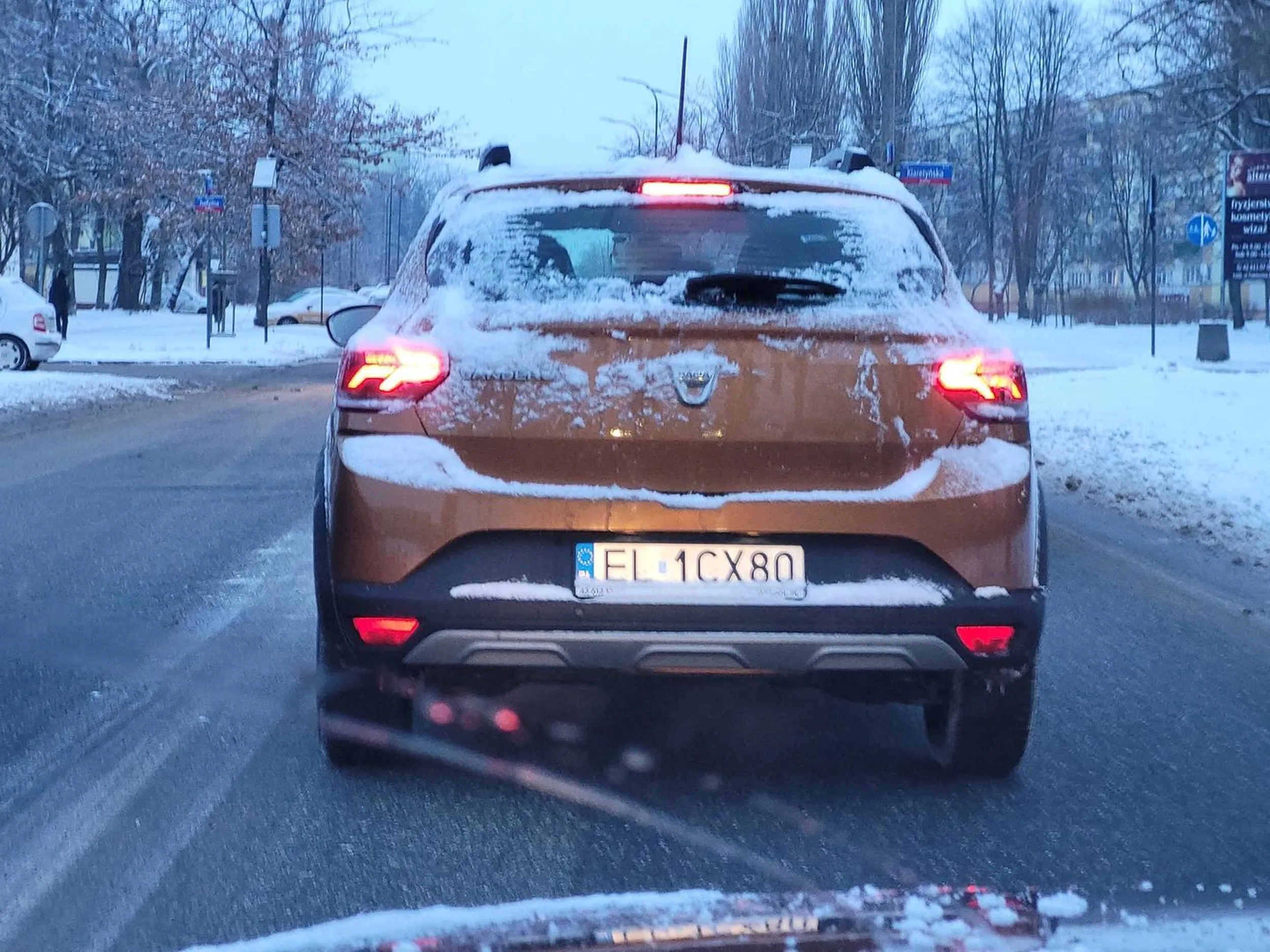 Baba wyjechala z osiedlowej na glowna na ktorej jest 50tka, ludzie do pracy sie spiesza a ona jedzie 35km/h :) Prawo jazdy z chipsow