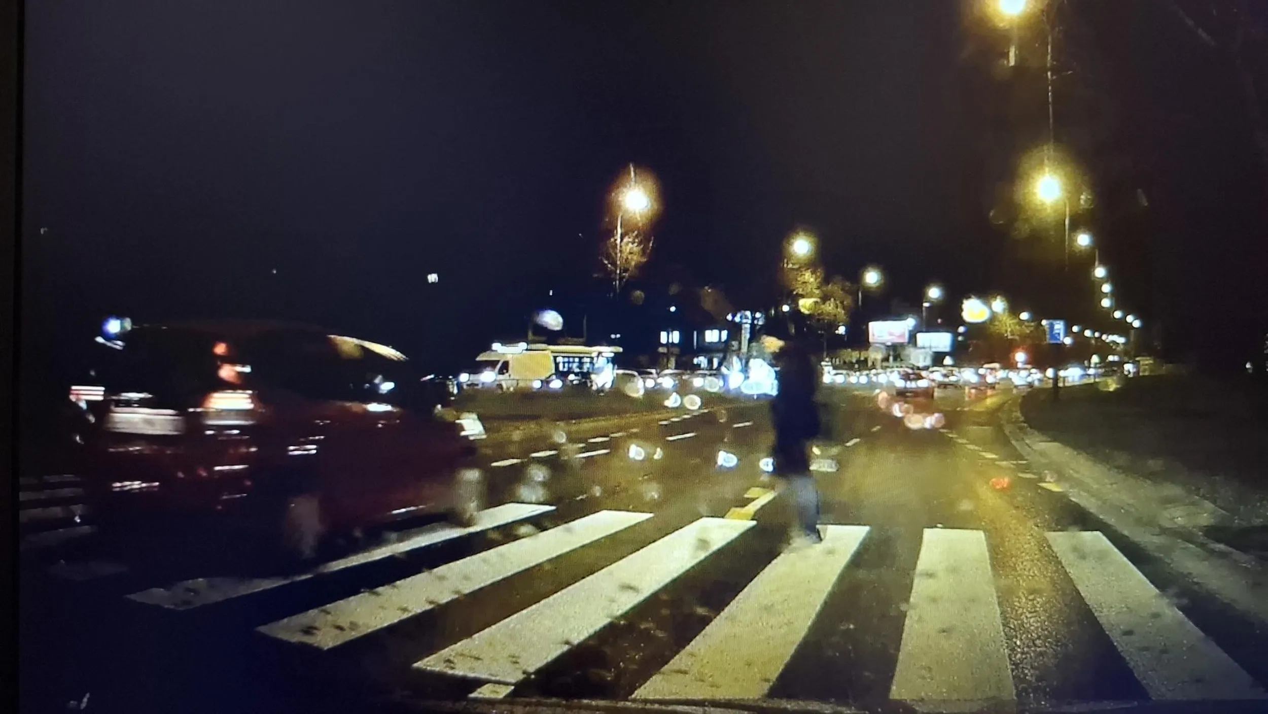 Panienka za autem z telefonem w ręku, jedzie przez rondo, następnie wyprzedza na pasach I nie ustępuje pierwszeństwa pieszemu. Nastepnie bez sygnalizacji skreca na inny pas dalej rozmawiając przez komórkę. Za skrzyżowaniem dalej gdzieś ma pasy i jedzie bez kierunku, Mam nadzieję, że do gwiazdki zabiorą jej prawko :)