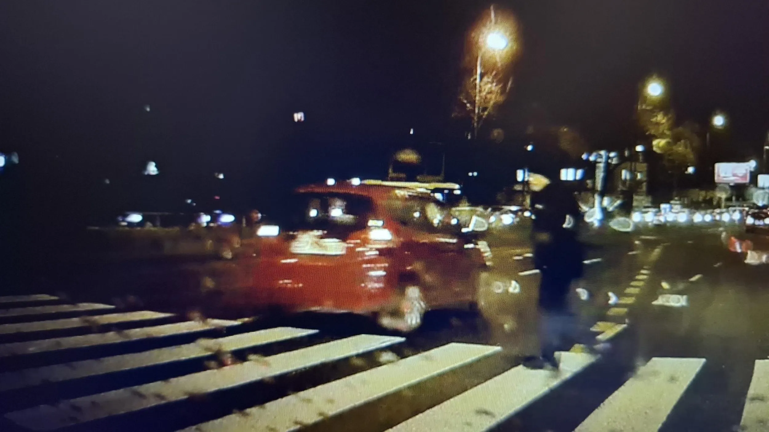 Panienka za autem z telefonem w ręku, jedzie przez rondo, następnie wyprzedza na pasach I nie ustępuje pierwszeństwa pieszemu. Nastepnie bez sygnalizacji skreca na inny pas dalej rozmawiając przez komórkę. Za skrzyżowaniem dalej gdzieś ma pasy i jedzie bez kierunku, Mam nadzieję, że do gwiazdki zabiorą jej prawko :)