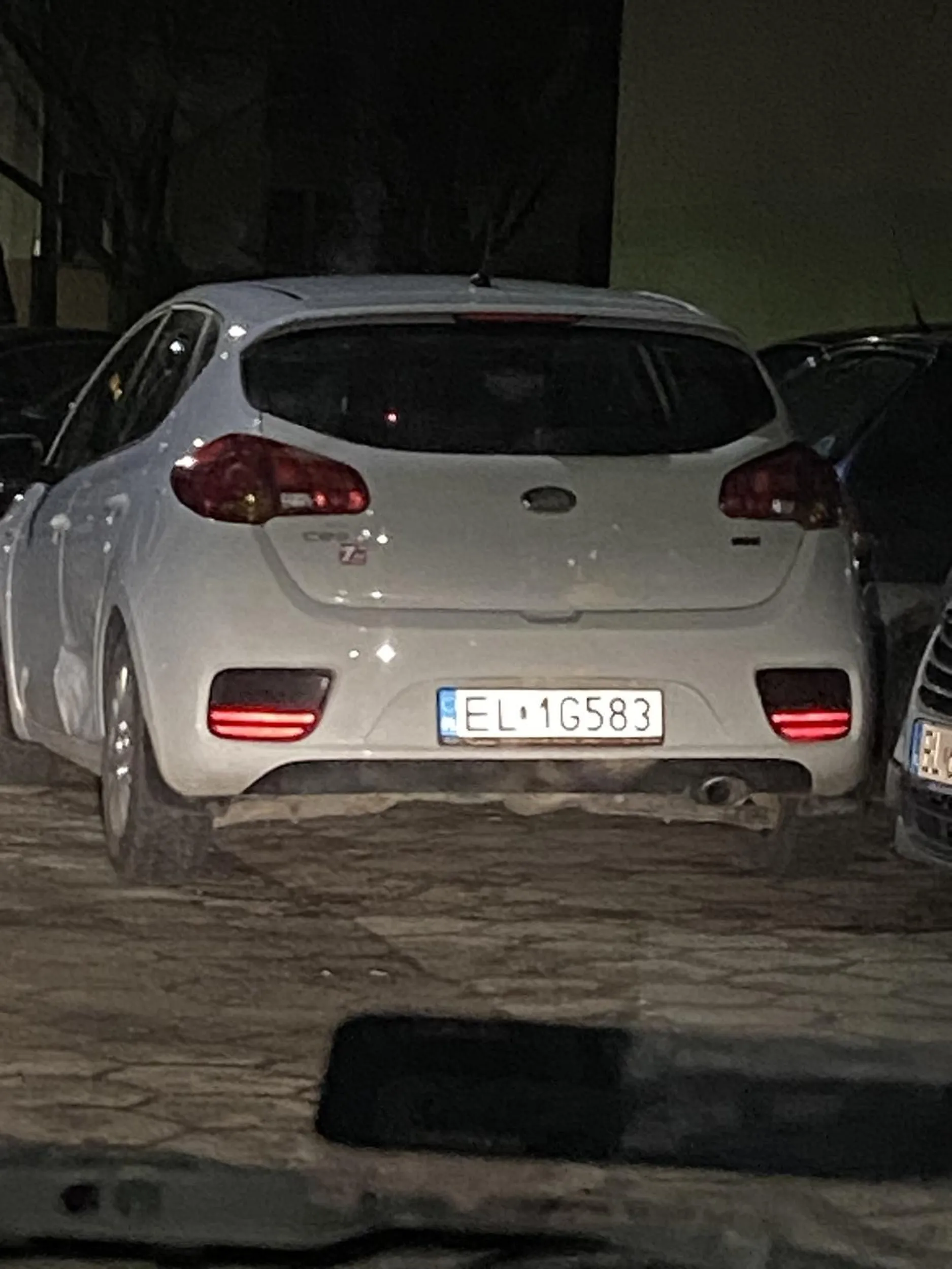 Drugi dzień widzę ten samochód zastawiający przejazd i inne auta do wyjazdu z miejsc parkingowych. Czekam aż ktoś się zdenerwuje i postanowi to zgłosić