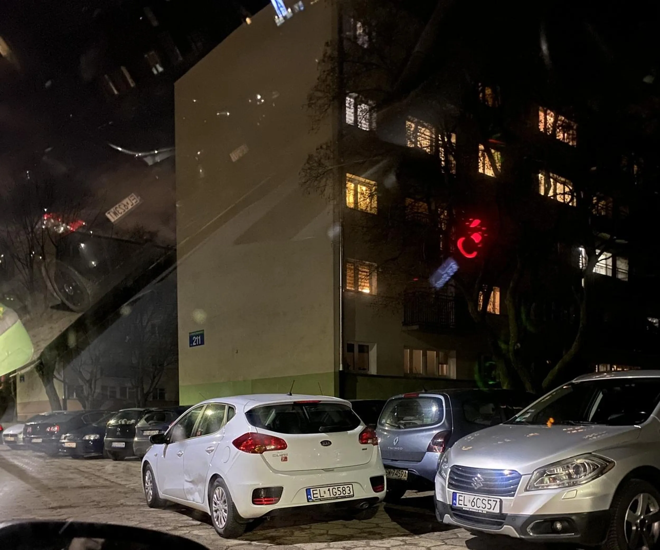 Drugi dzień widzę ten samochód zastawiający przejazd i inne auta do wyjazdu z miejsc parkingowych. Czekam aż ktoś się zdenerwuje i postanowi to zgłosić