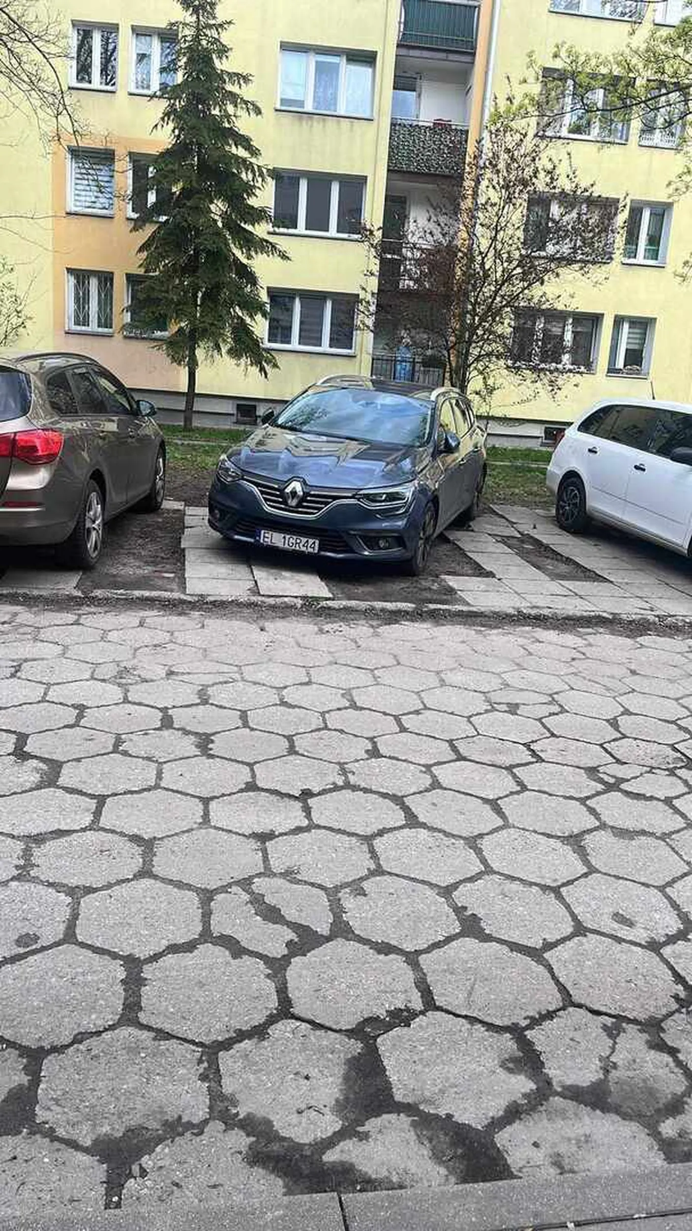 Parkuje na parkingu przy bloku w sposób godny współczucia