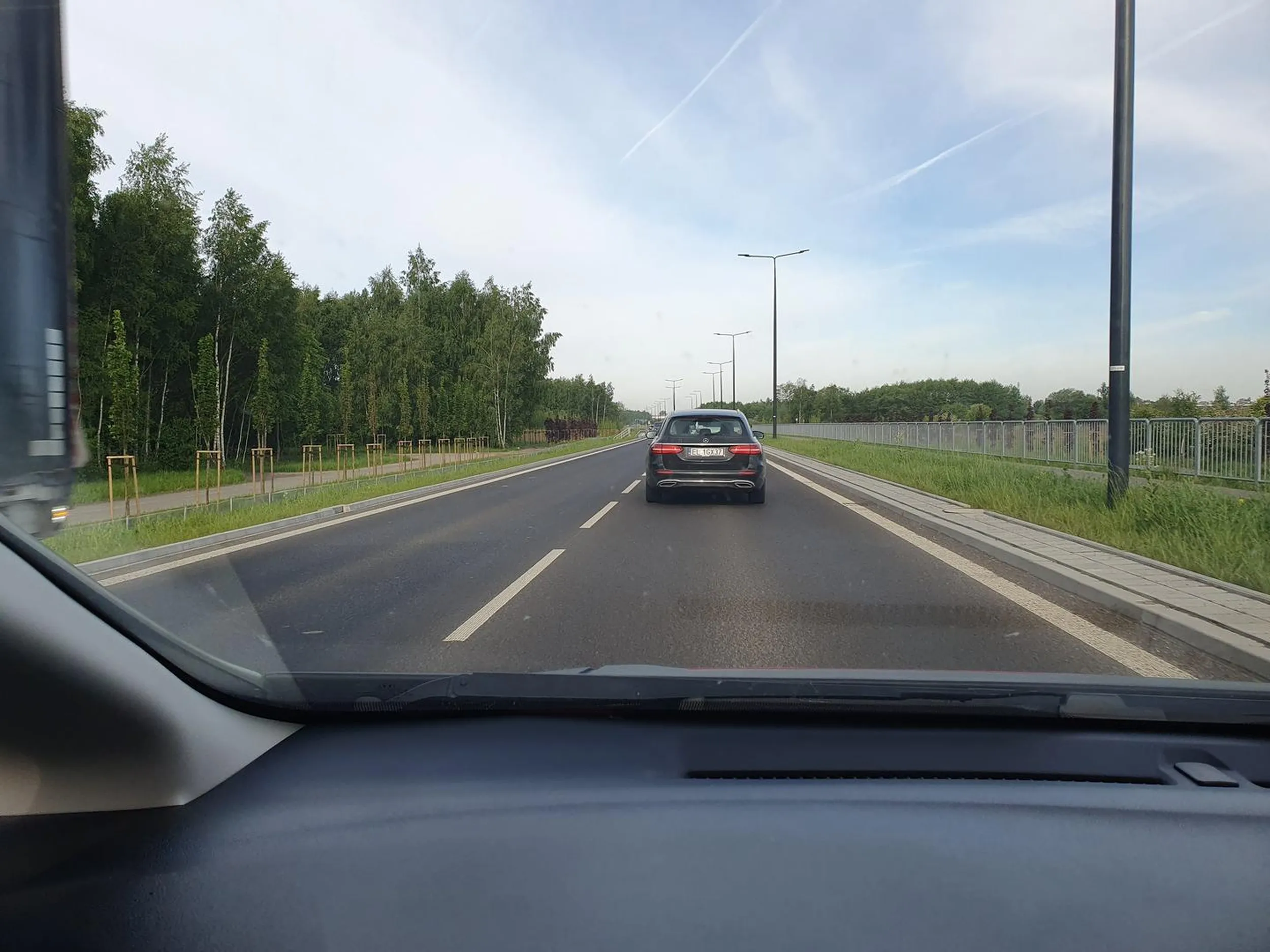 Zajeżdża drogę, wymusza pierwszeństwo, zmusza do nagłego hamowania, łamie przepisy ruchu drogowego, wyprzedza na podwójnej ciągłej i na przejściu dla pieszych.