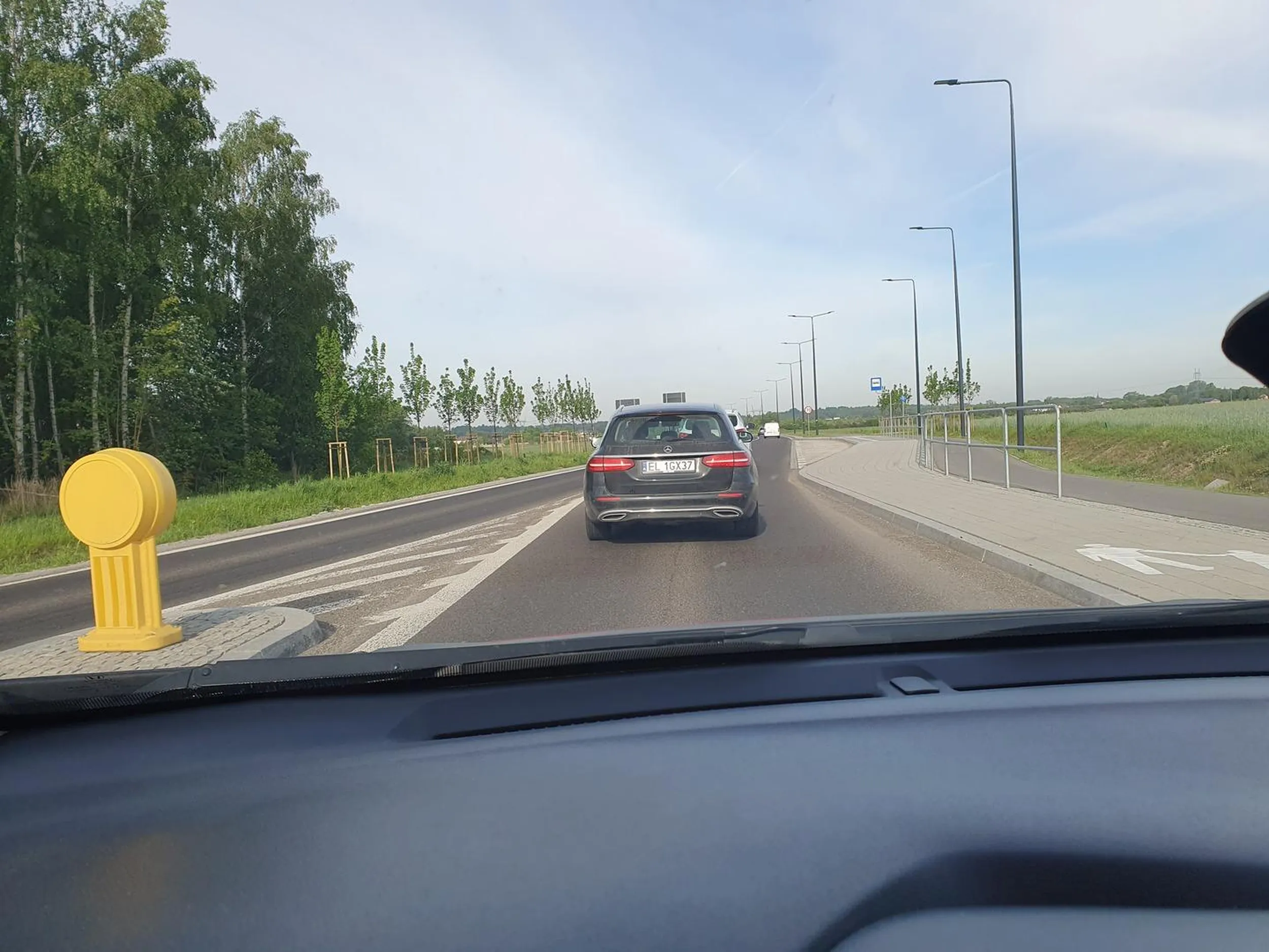 Zajeżdża drogę, wymusza pierwszeństwo, zmusza do nagłego hamowania, łamie przepisy ruchu drogowego, wyprzedza na podwójnej ciągłej i na przejściu dla pieszych.