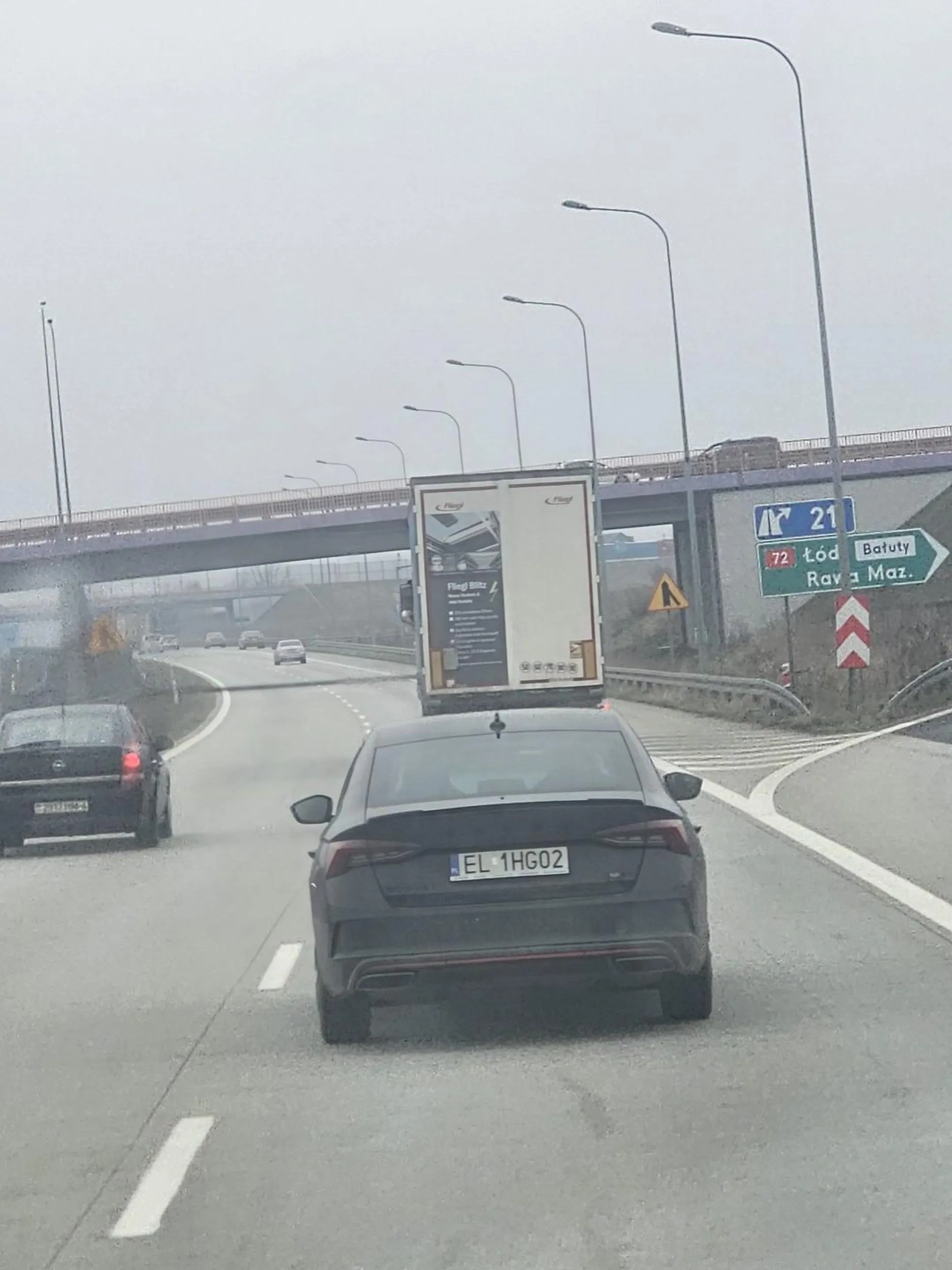 Kretyn który zajeżdża drogę i hamuje