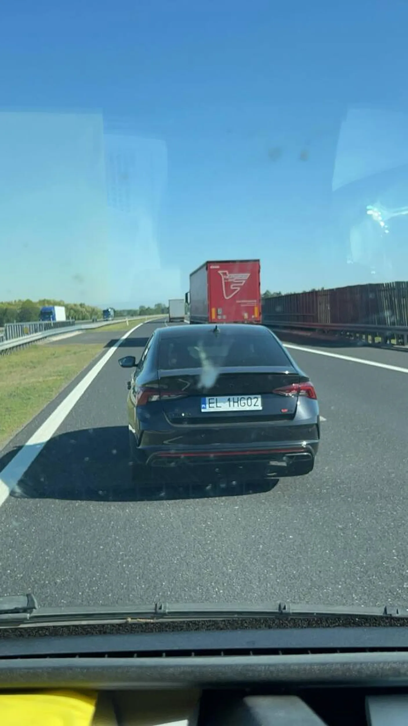 Potwierdzam cymbał na drodze. Gość który jazdą rekompensuje swoję kompleksy lub ma problemy emocjonalne a raczej jest to wypadkowa tych dwóch. Zajeżdża drogę, hamuję przed maską. Typowe zachowanie człowieka z uszkodzonym płatem czołowym