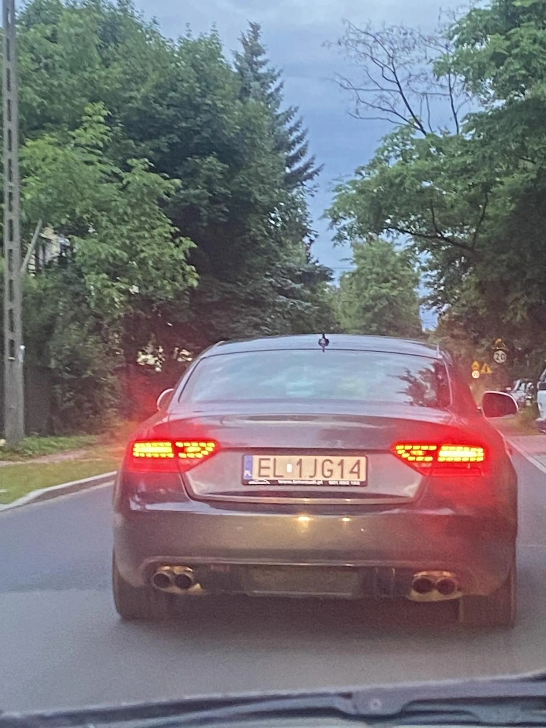 Spowalnia ruch, a kiedy się wyprzedza to przyspiesza i jedzie środkiem i się śmieje głupkowato.