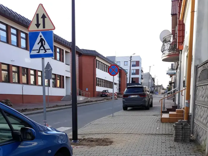 Parkowanie na chodniku Parkowanie na zakazie zatrzymywania się Parkowanie mniej niż 10 metrów od przejścia dla pieszych