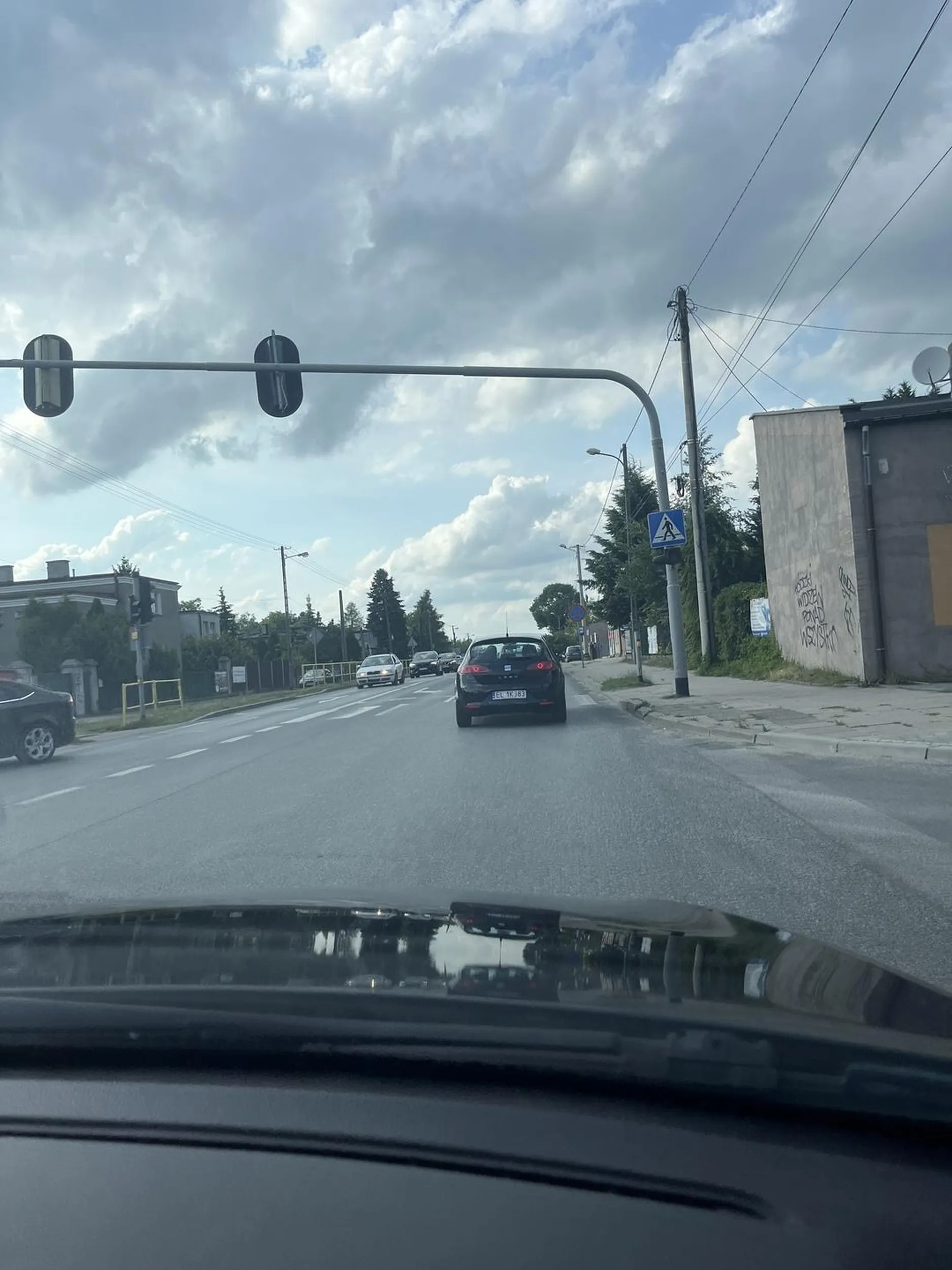 Młody agresywny kierowca który nie przestrzega przepisów ruchu drogowego,papieros palony podczas jazdy oraz brak patrzenia w lusterka