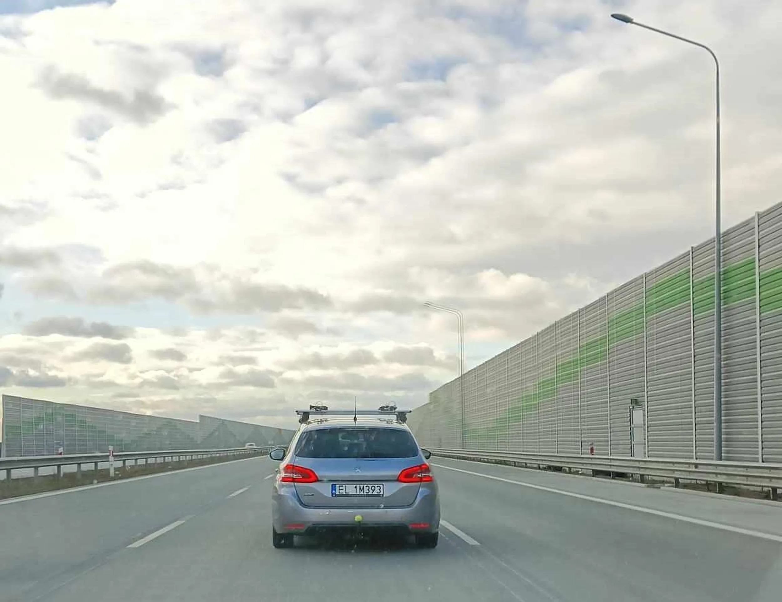 Jadę spokojnie na autostradzie A1 na środkowym pasie powyżej 130 km/h i gościu dojeżdża mi do zderzaka i mruga światłami po czym wyprzedza mnie prawym pasem i zajeżdża drogę hamując. Z przodu siedzi jego kilkuletni syn! Gościu jesteś psychicznie chory i ciesz się, że nie miałem kamerki bo sprawa trafiłaby na policję.