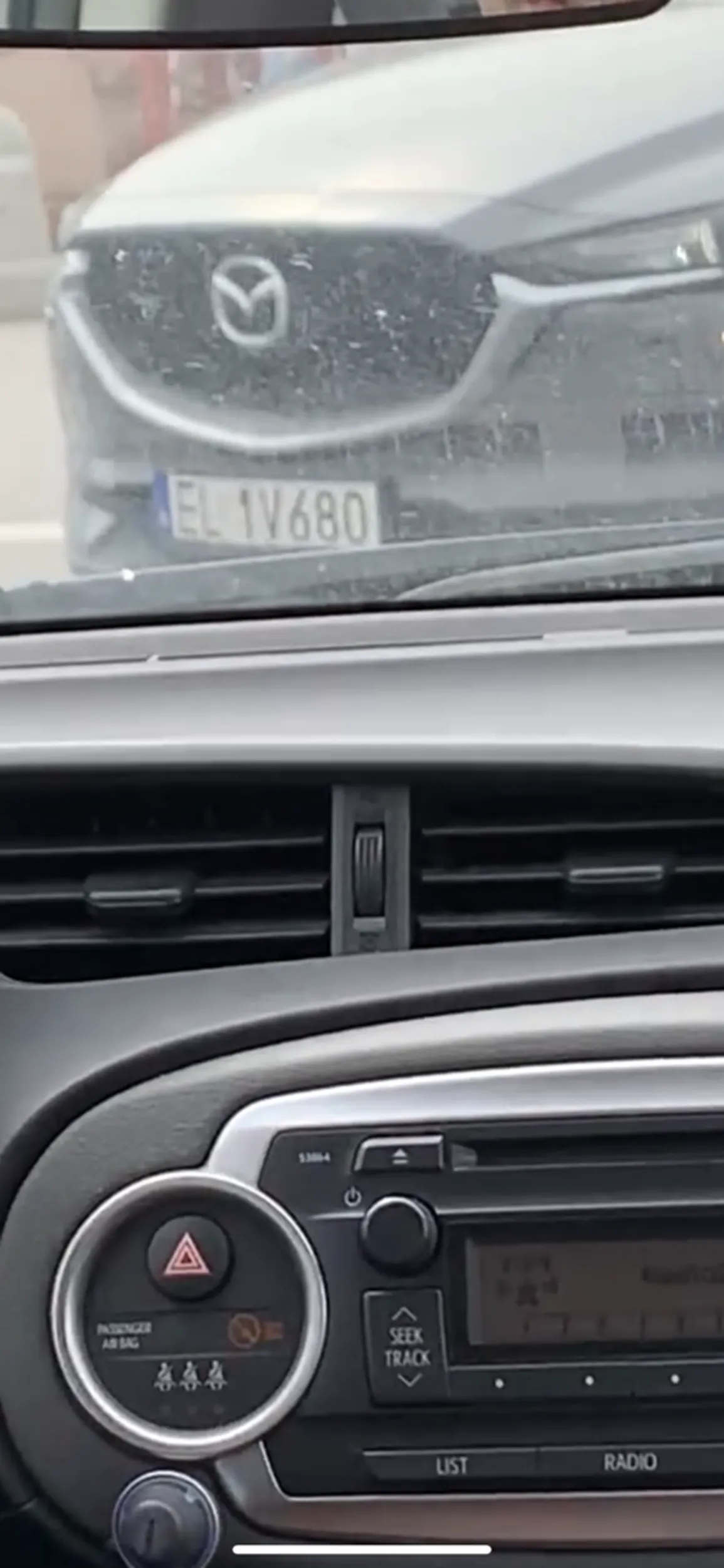 CZOŁOWE!!! Brakowałoby sekundy! Hamulec nas uratował. Baba oczywiście w dupie to miała. Wjeżdża sobie na nasz pas na parkingu i to szybko, milimetr był od nas jak dalej przejeżdżała.  Brak slow. KTO CI DAŁ PRAWO JAZDY!!! Rzgów Ptak parking niedaleko wejscia do zachodniego nie od strony kfc - 4 kwietnia 2024 godz. 10:59.