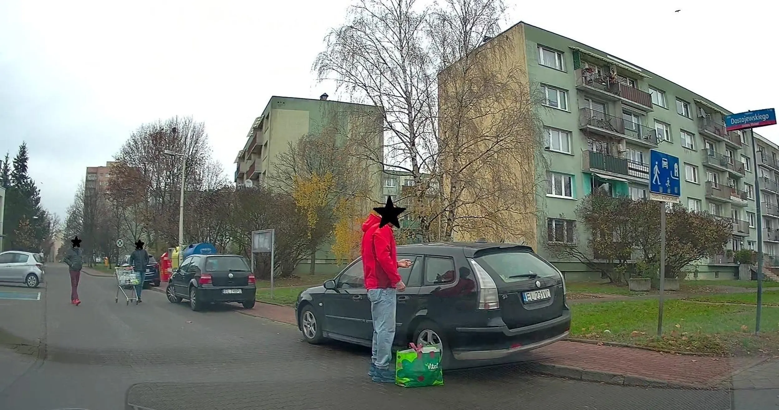 Parkowanie w strefie zamieszkania jest dozwolone, ale tylko w wyznaczonych do tego miejscach.