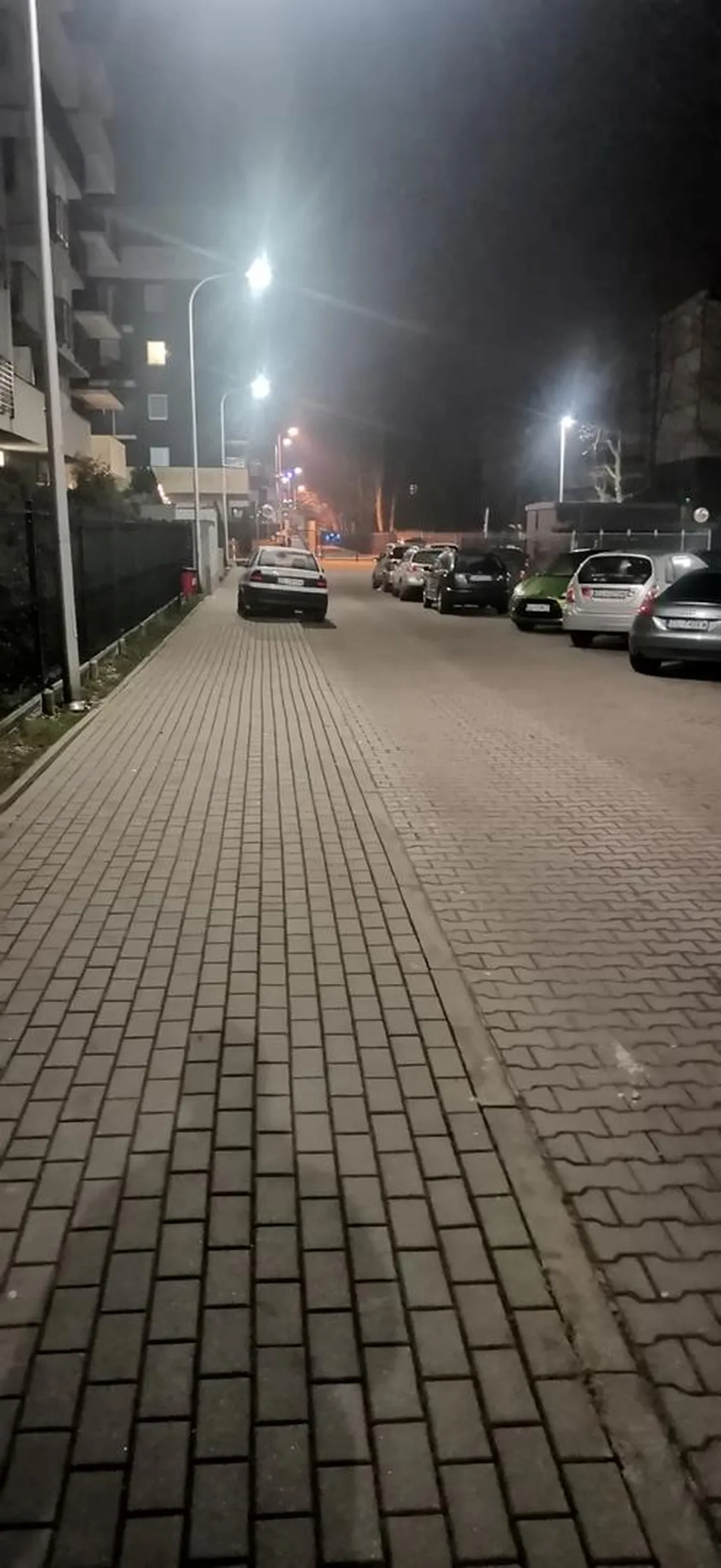 Blokowanie przejazdu i parkowanie na chodniku.