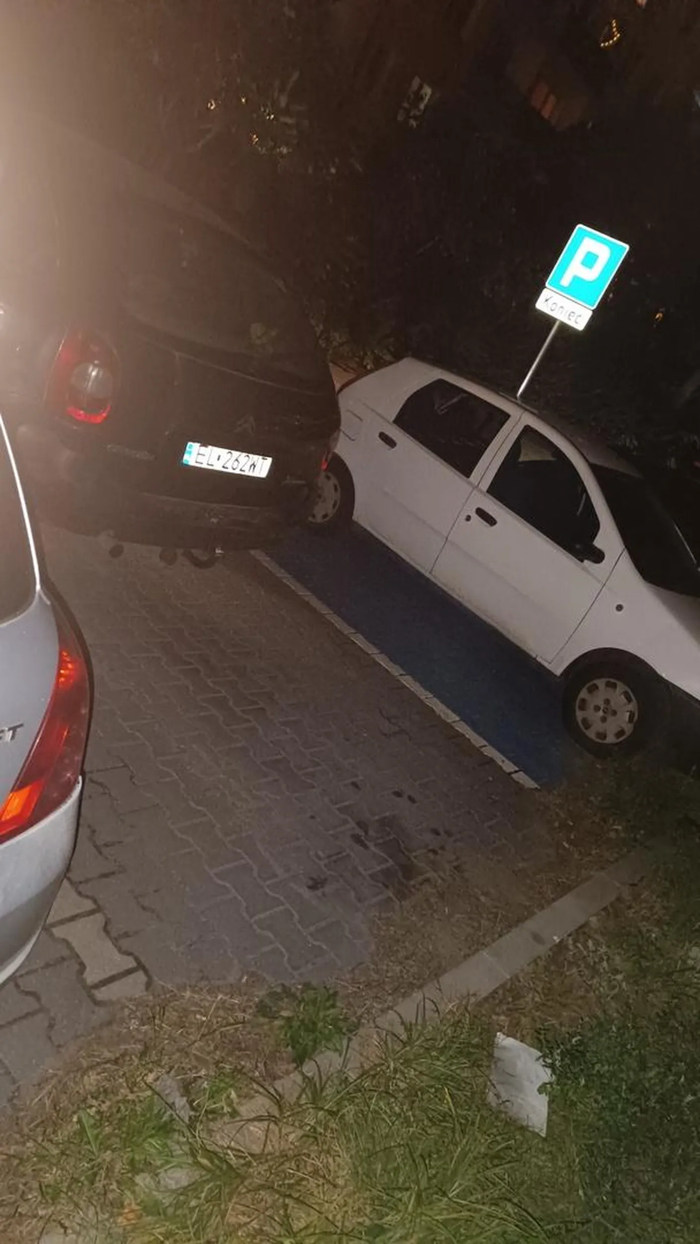 Przedstawiam pana który zaparkował tak że nie da się przejechać. Pozdrawiam cię Penie może siebie tu znajdź