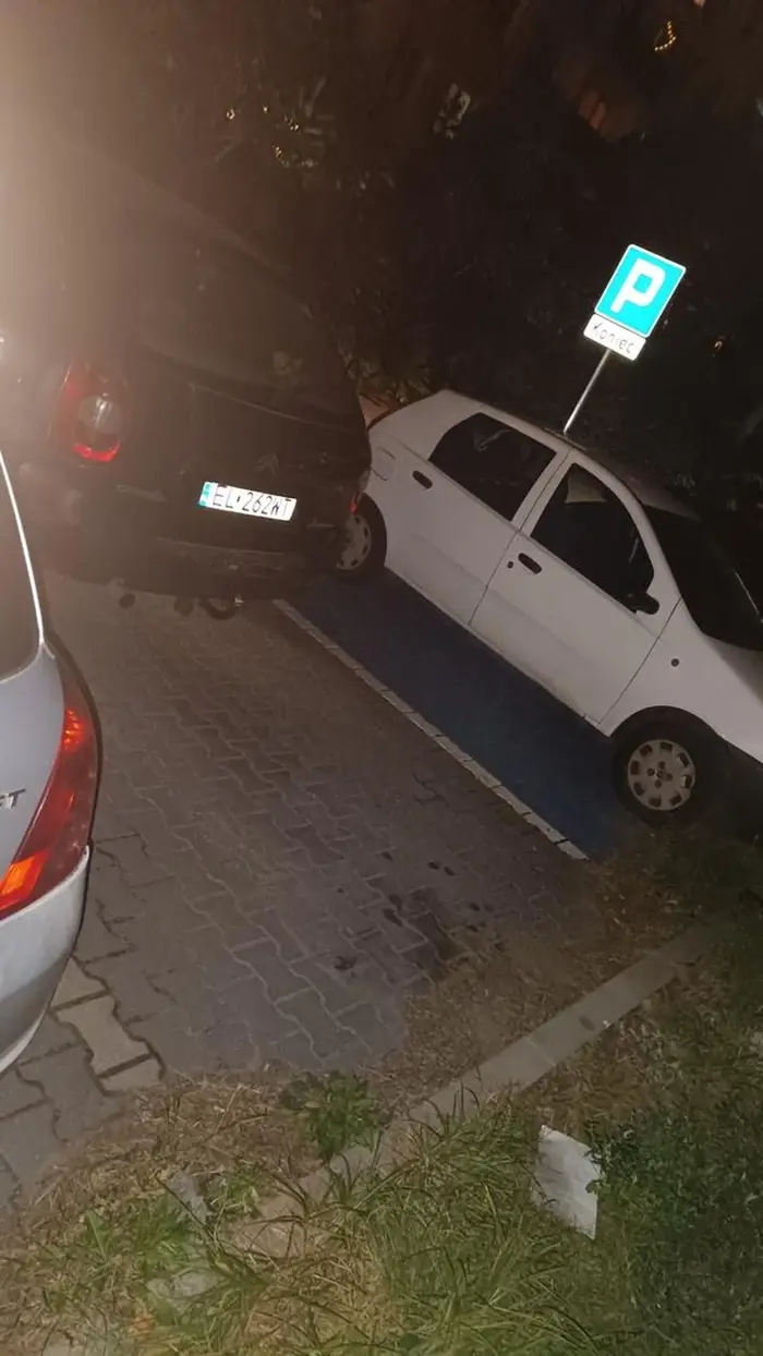 Przedstawiam pana który zaparkował tak że nie da się przejechać. Pozdrawiam cię Penie może siebie tu znajdź