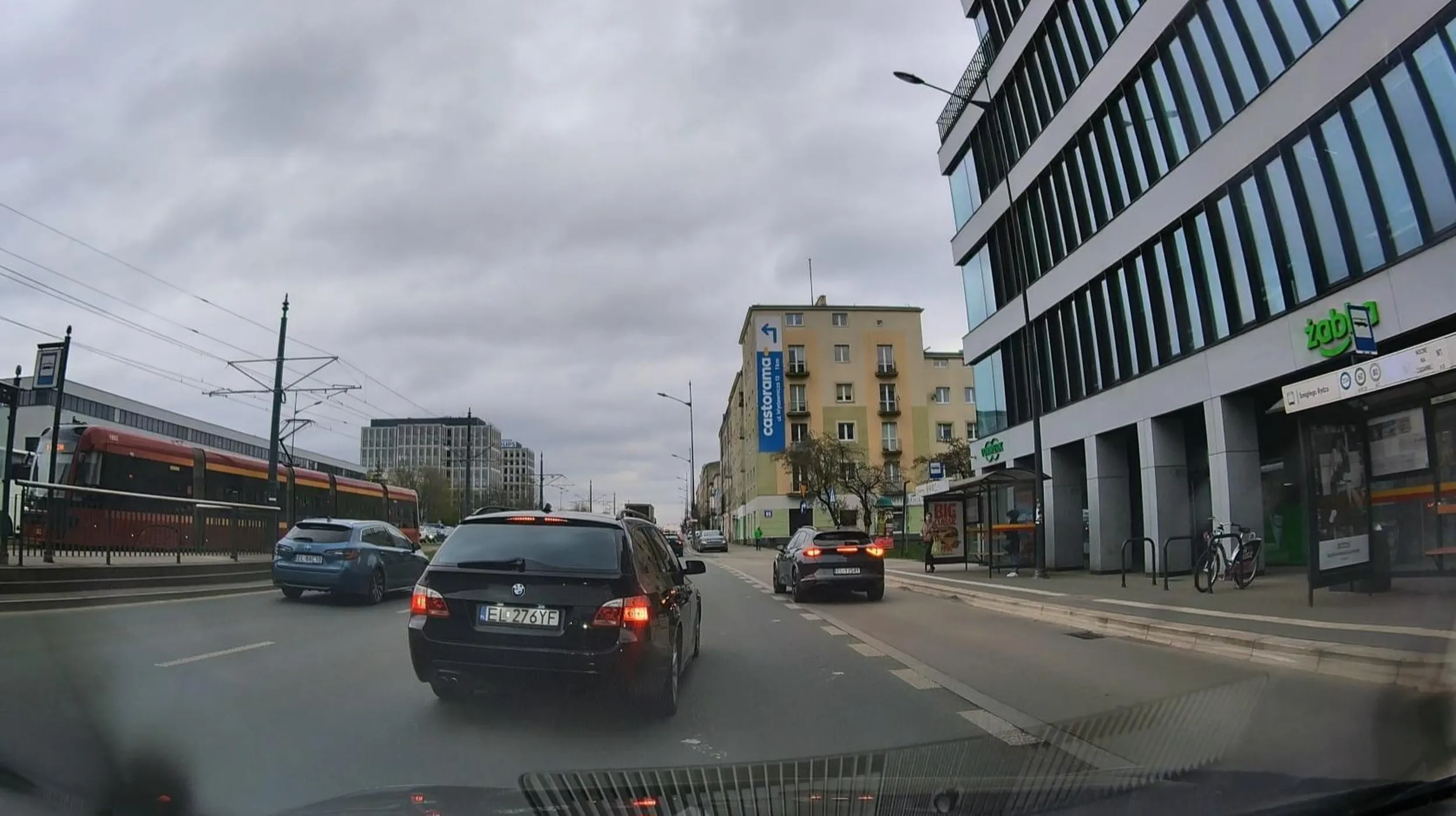 Jak to mówią marka zobowiązuje. Najpierw zajechał drogę i jeszcze fucka pokazuje.