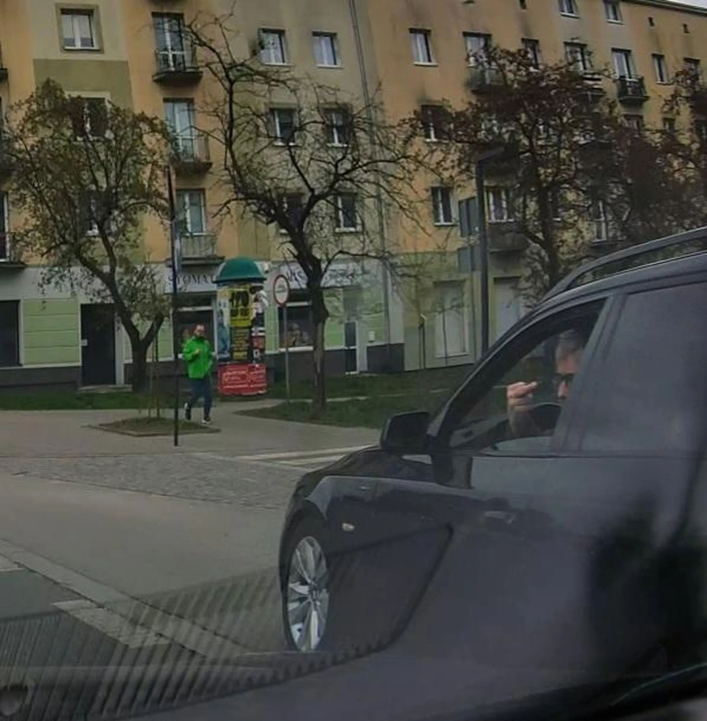 Jak to mówią marka zobowiązuje. Najpierw zajechał drogę i jeszcze fucka pokazuje.