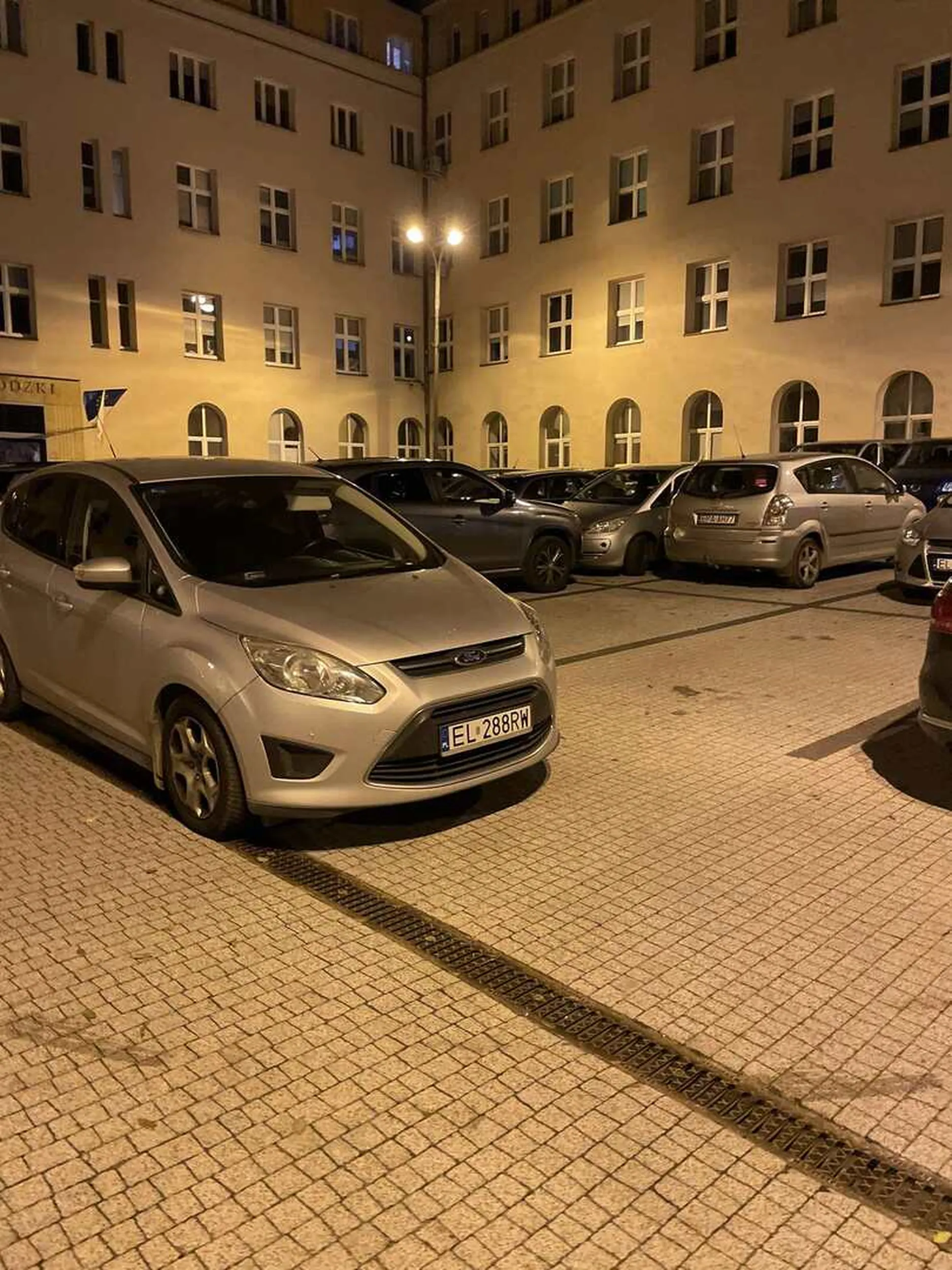 Gratulacje wpadnięcia na pomysł zaparkowania samochodu w taki sposób