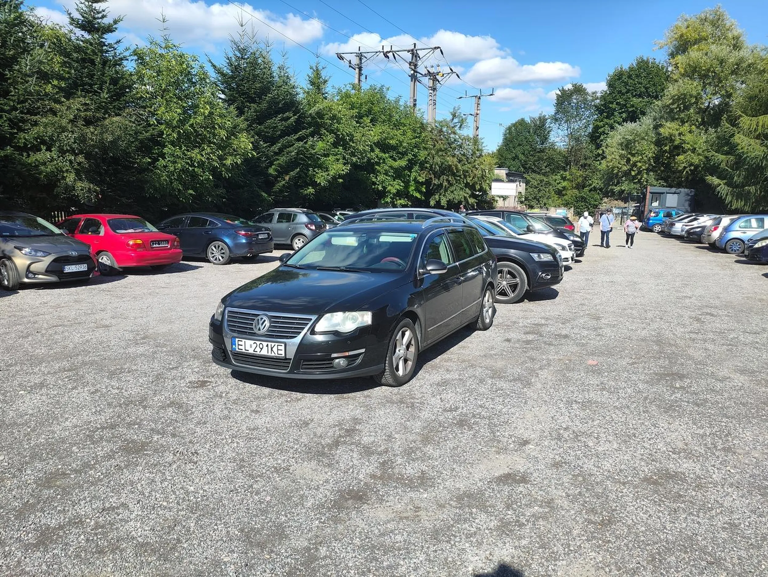 Kolega dobrze się ustawił na parkingu płatnym. Widać prawko wygrane w chrupkach.