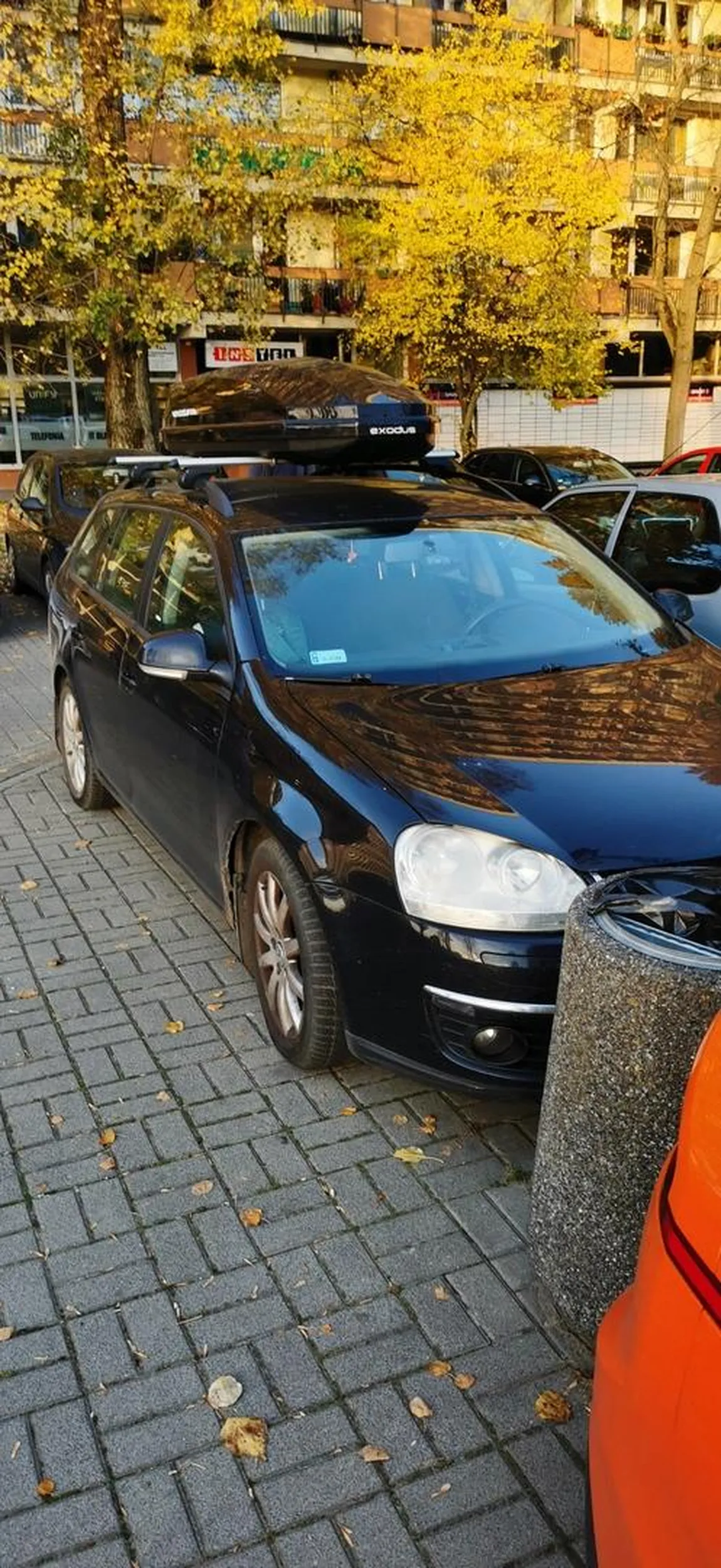 Regularne blokowanie chodnika