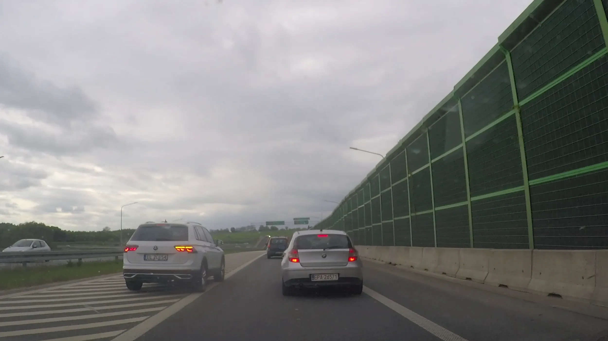 jazda po wyłączonym pasie ruchu; blokowanie/celowe zwalnianie "za karę" za nie wpuszczenie