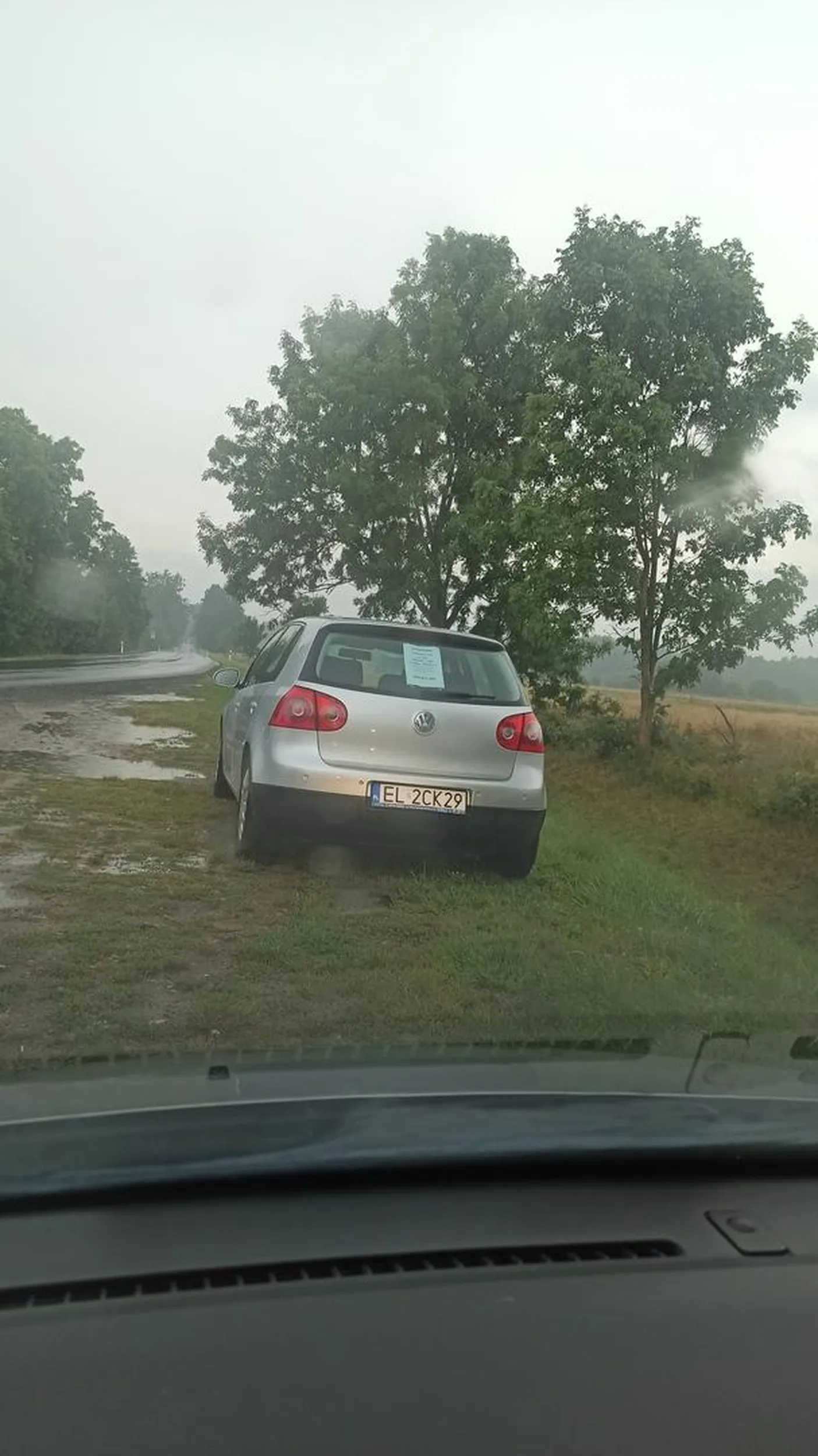 Zostawia samochód w obrębie skrzyżowania zasłaniając widoczność. Auto w dodatku skorodowane, z odpadająca szpachlą, a nieistniejące progi pokryte są barankiem.