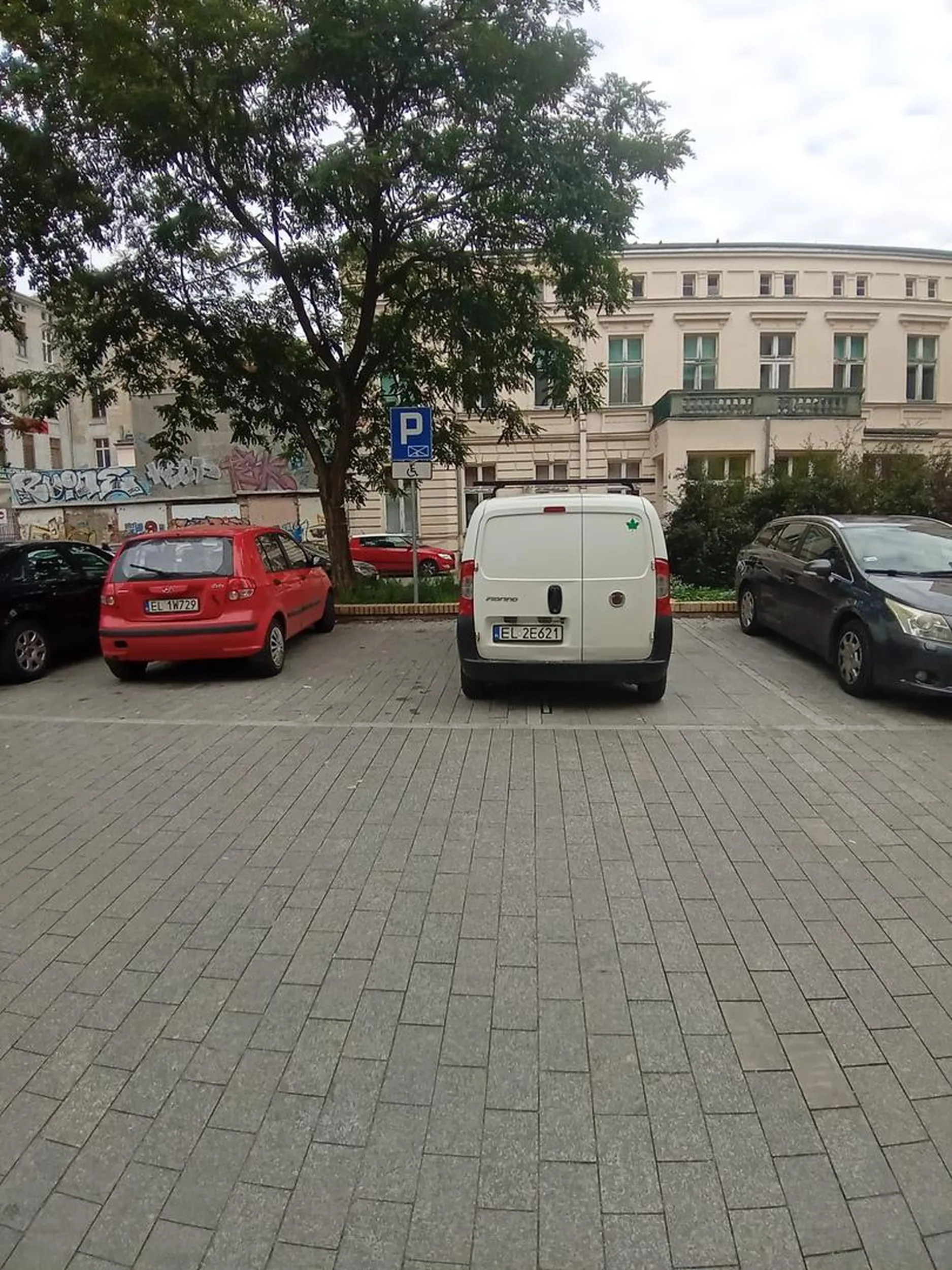 Ja rozumiem że nowy kierowca, ale naucz się parkować, pls ?