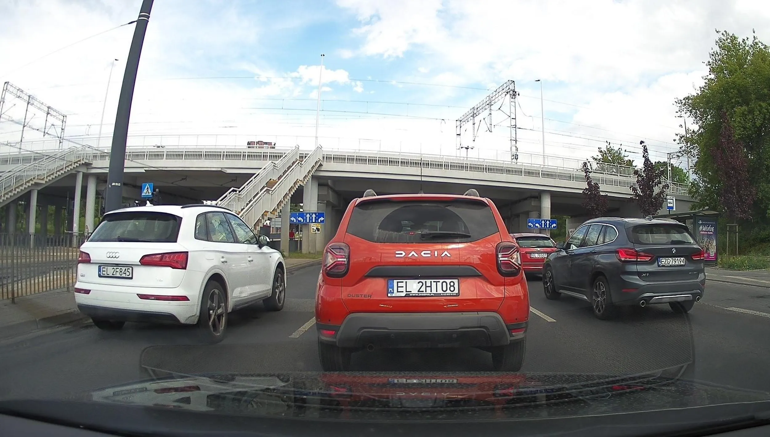 do końca pasem do lewoskrętu i przed samym skrzyżowaniem, przez linię ciągłą na pas do jazdy na wprost. po co czekać.