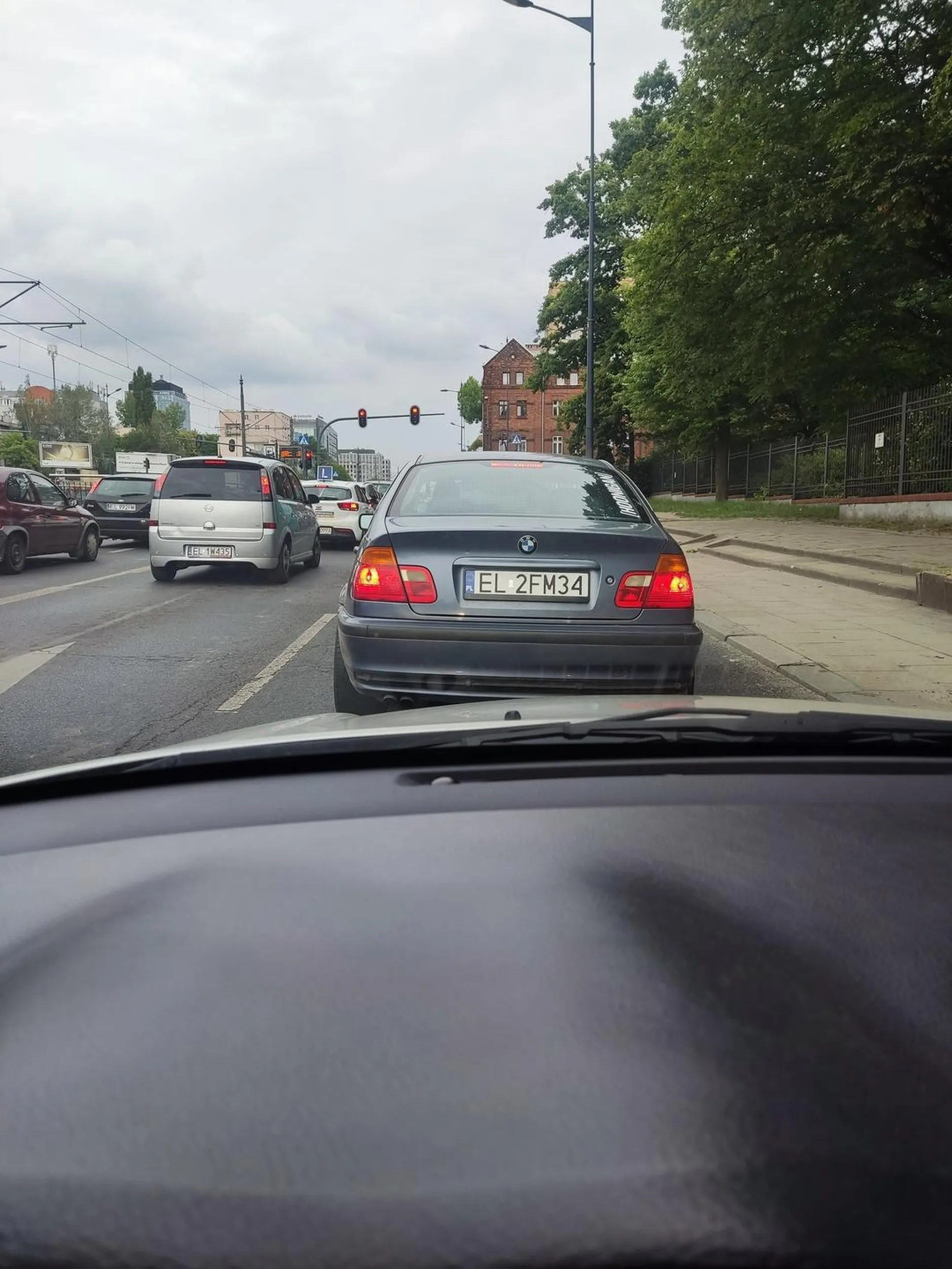 Dziecko w wiejskiej becie, które nie zna przepisów związanych z jazdą na suwak.