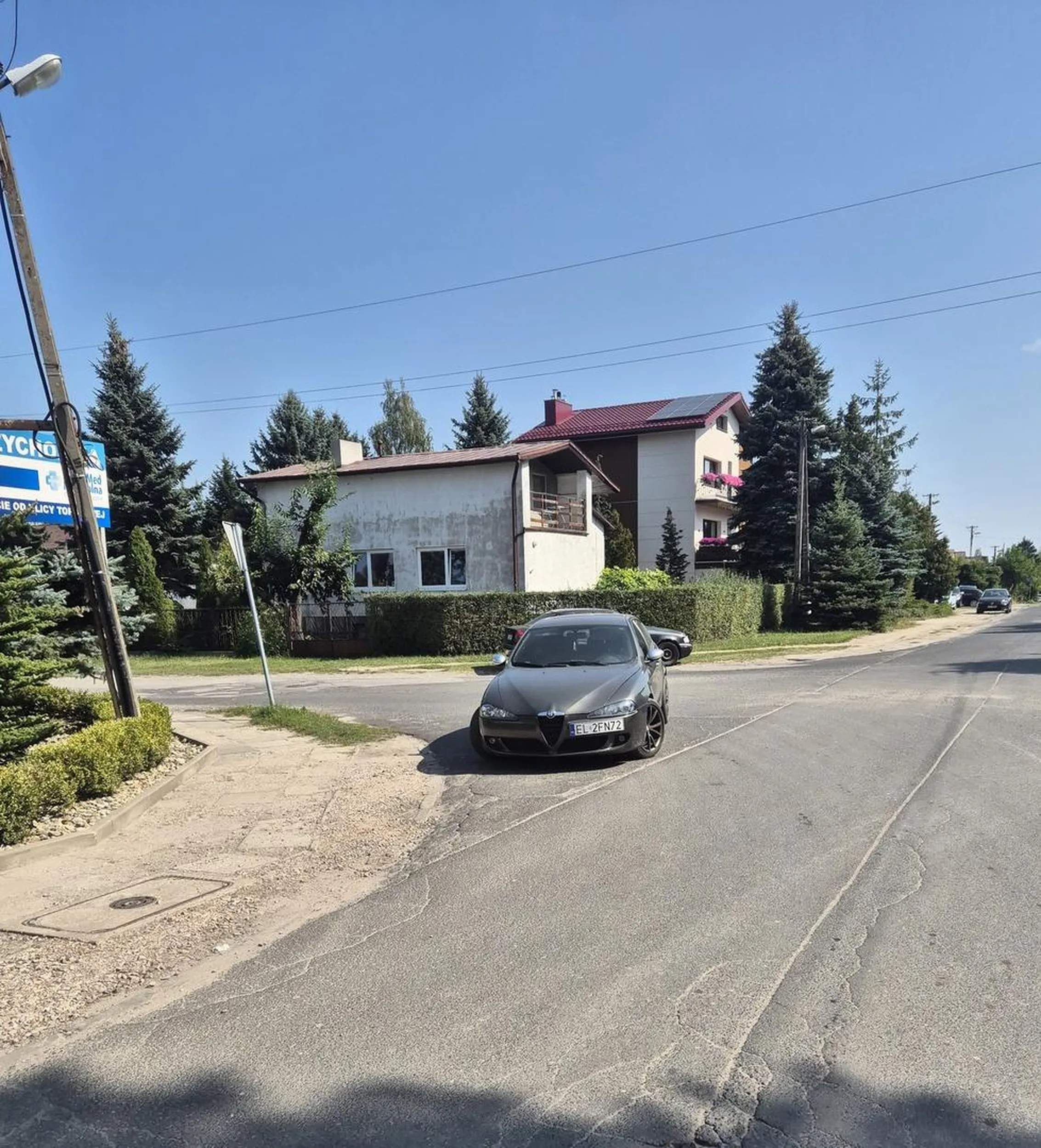 To jest "zaparkowane" auto, na środku skrzyżowania Topolowa/Hiacyntowa. Prawo jazdy znalezione w chipsach.