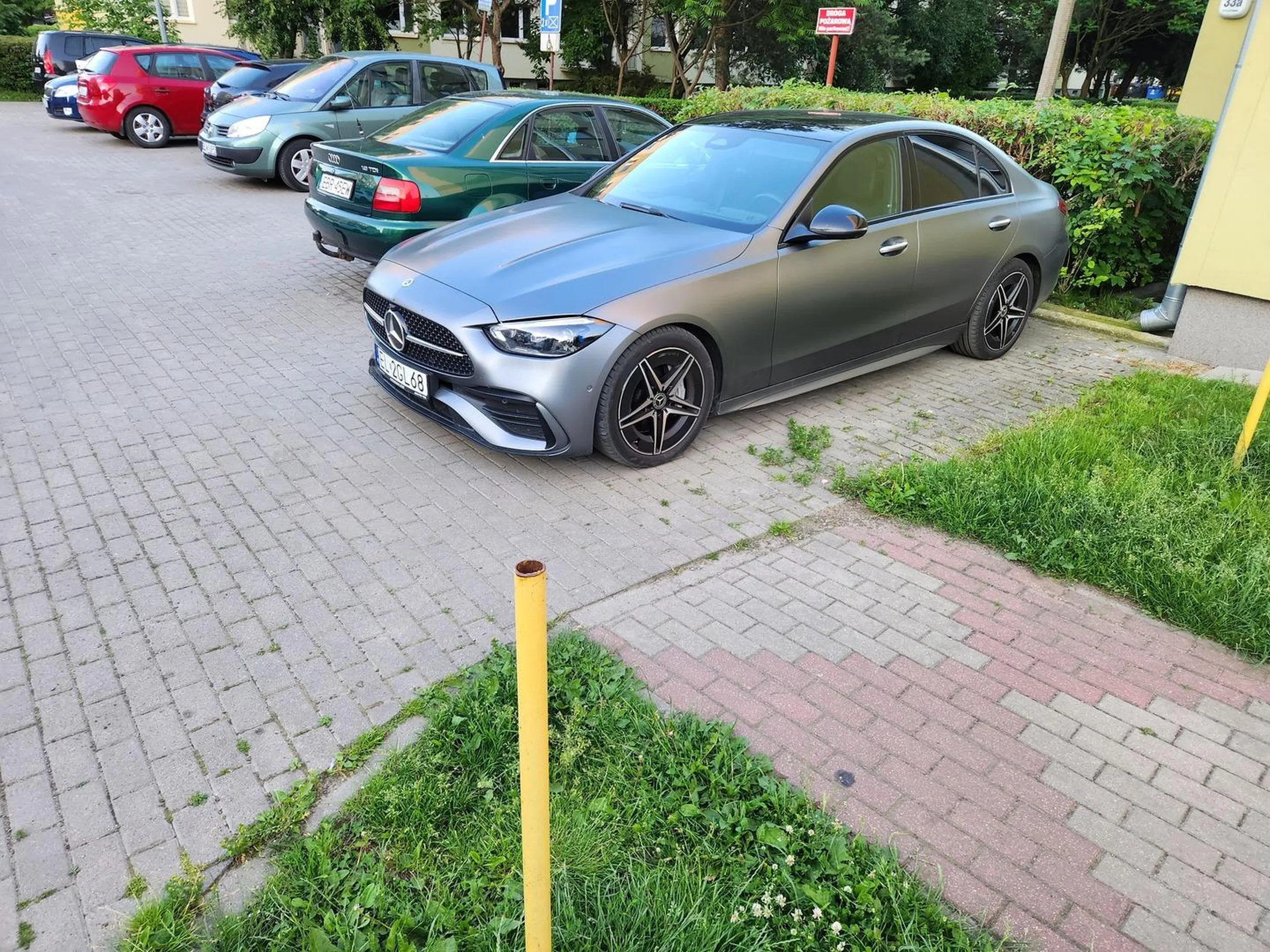 Takie ku***two parkingowe - elektrycznym wózkiem w zasadzie nie da się przejechać bez otarcia elementami schodołazu o samochód, a taki wózek tani nie jest i każde uszkodzenie to konkretne koszta. Oczywiście rozumiem, że osoba mająca za rodziców średnio rozgarniętą panią sexworkerkę i jej syfilitycznego sponsora może nie mieć zdolności intelektualnych na poziomie wystarczającym do przewidywania konsekwencji własnych zachowań, ale ktoś takim głupolom daje prawo jazdy, a to już jest bardzo niebezpieczne...